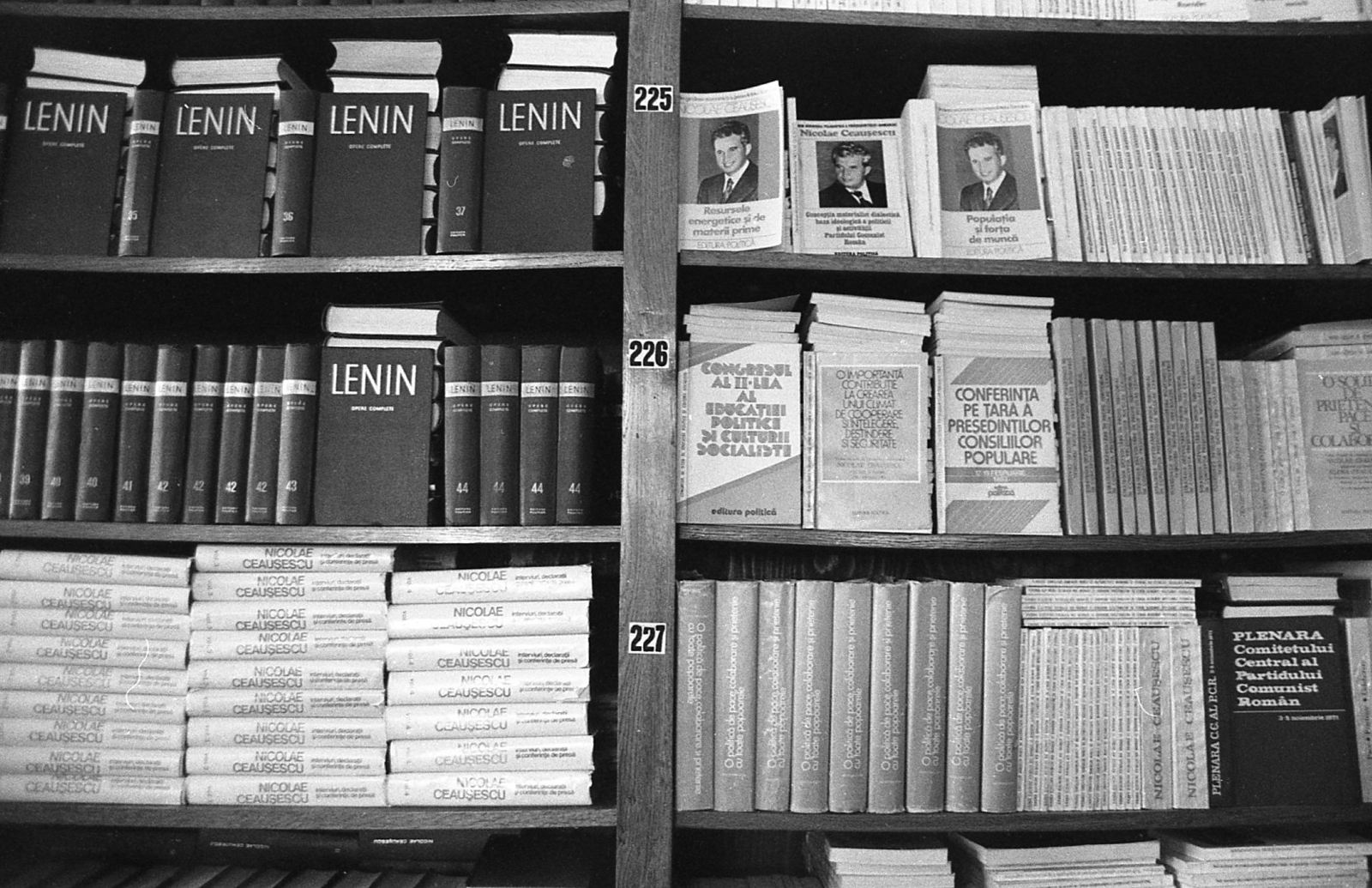 Romania,Transylvania, Cluj-Napoca, könyvesbolt., 1988, Vova, Nicolae Ceaușescu-portrayal, bookshelf, Fortepan #55058