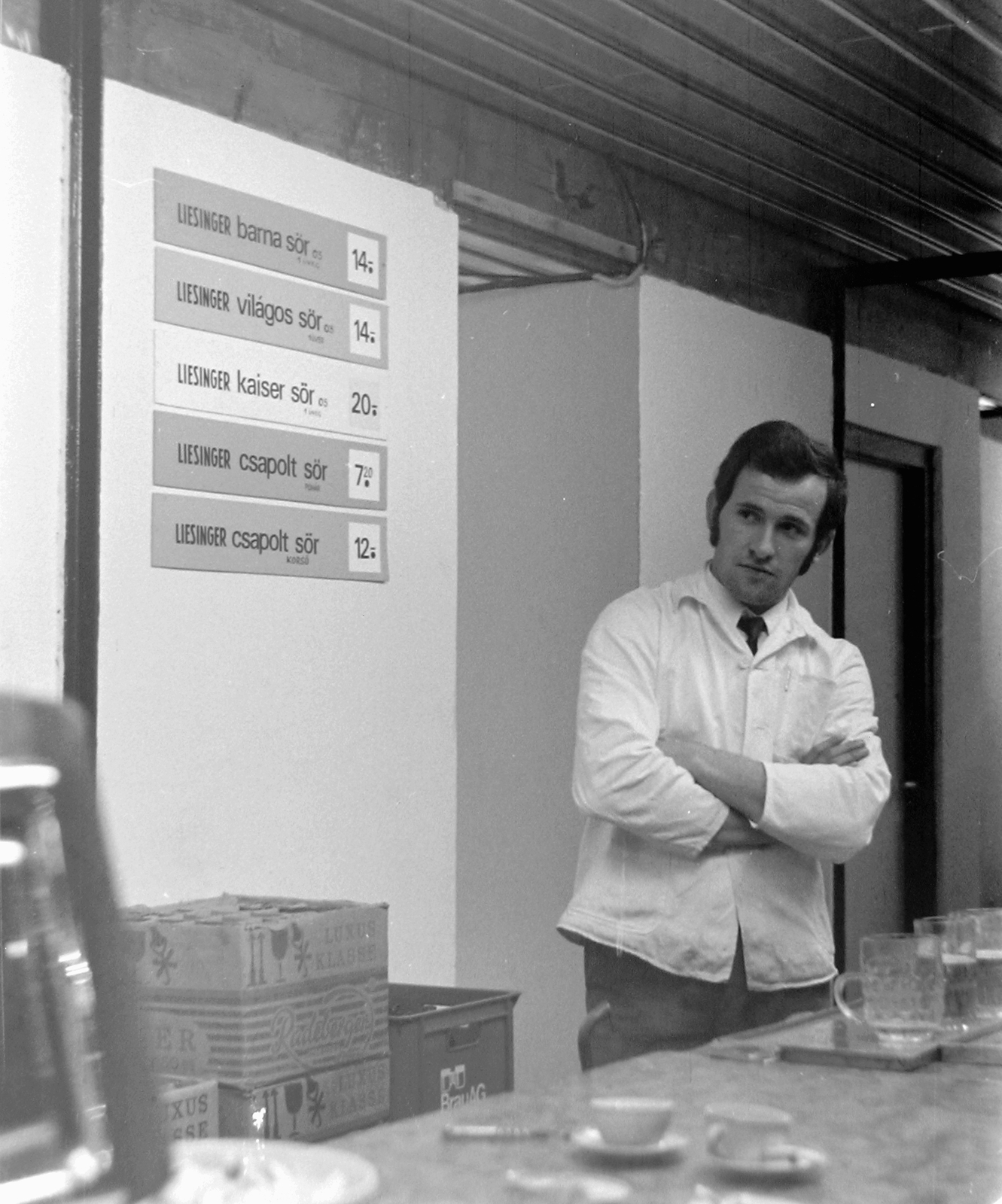 Hungary, 1982, Fortepan, portrait, hospitality, price tag, beer, man, posture, waiter, counter, price list, arms crossed over the chest, Fortepan #5508