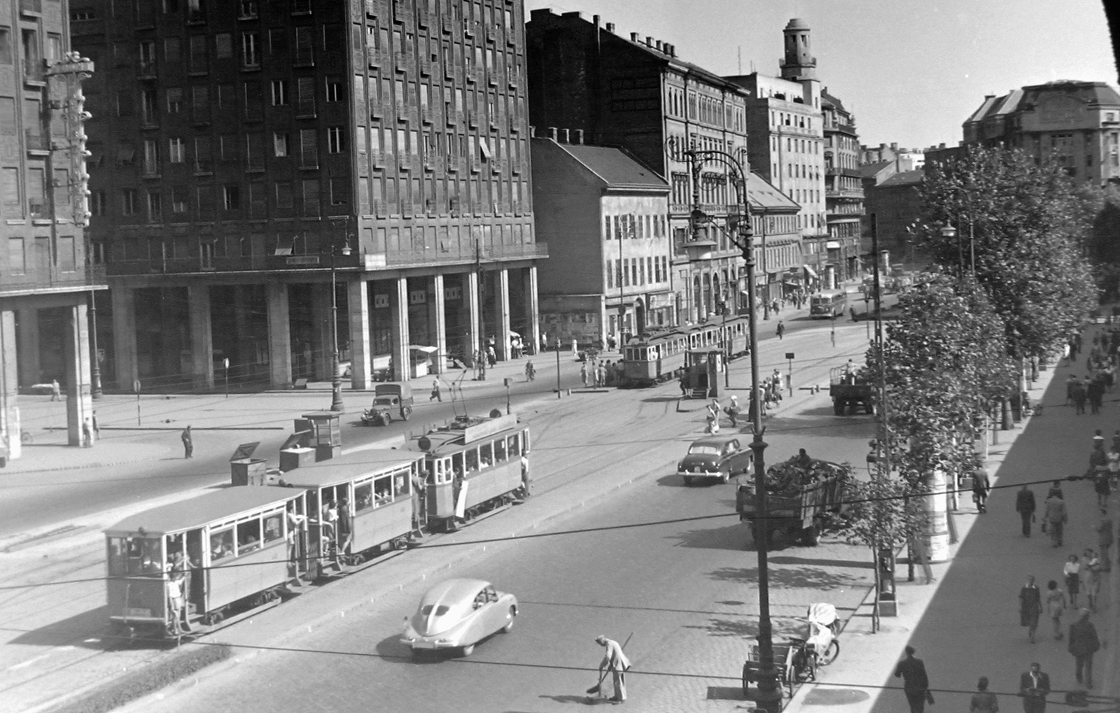 Hungary, Budapest VII., Károly (Tanács) körút. Balra a Madách tér, szemben a Dohány utca., 1955, Fortepan, traffic, Czechoslovak brand, Tatra-brand, commercial vehicle, street view, genre painting, tram, sweeper, lamp post, tram stop, automobile, Budapest, Fortepan #5515
