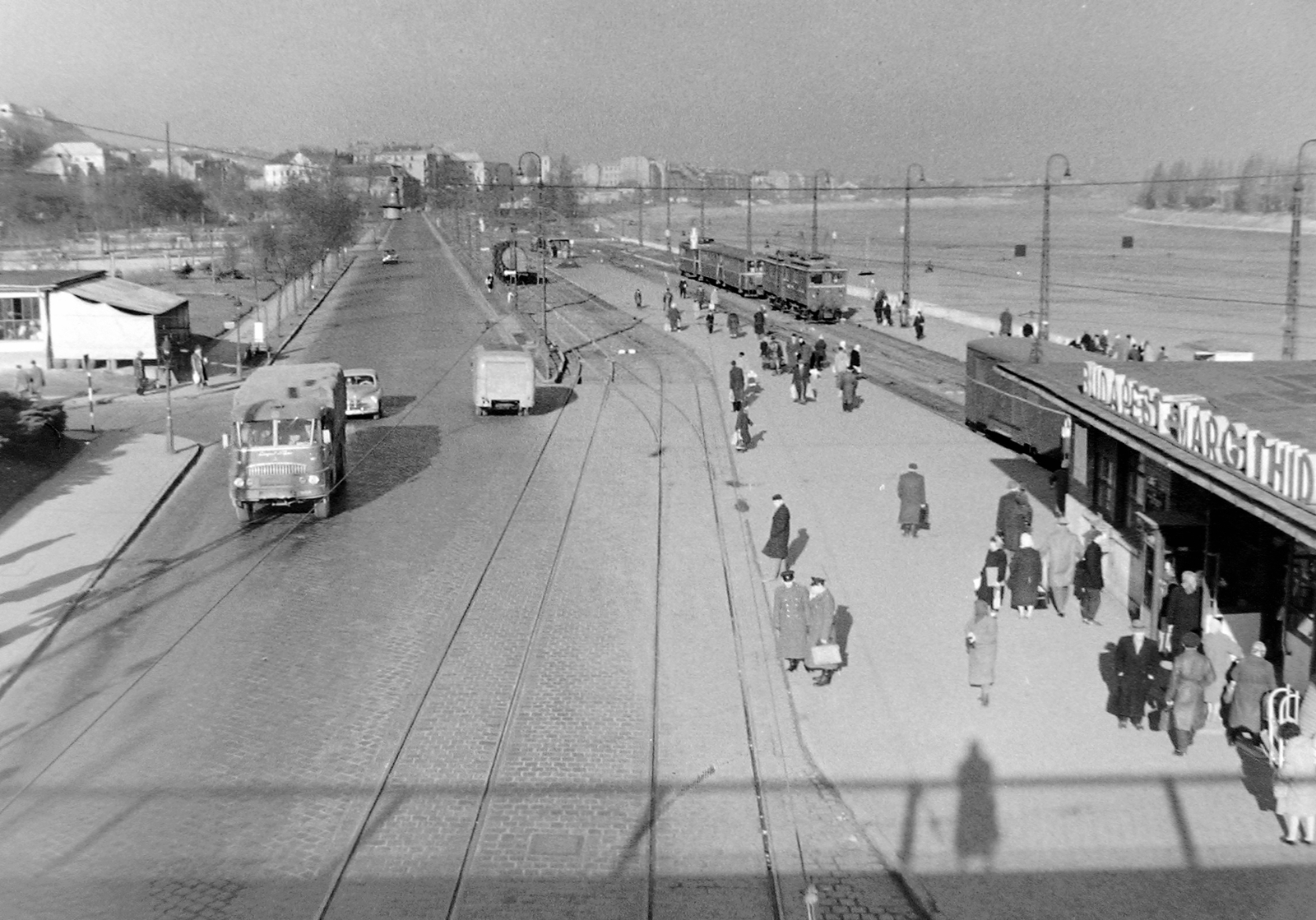 Hungary, Budapest II., Árpád fejedelem útja, a Margit híd budai hídfőjénél, a szentendrei HÉV végállomása., 1962, Fortepan, transport, railway, traffic, commercial vehicle, street view, genre painting, Csepel-brand, picture, buffet, commuter train, Budapest, Fortepan #5516