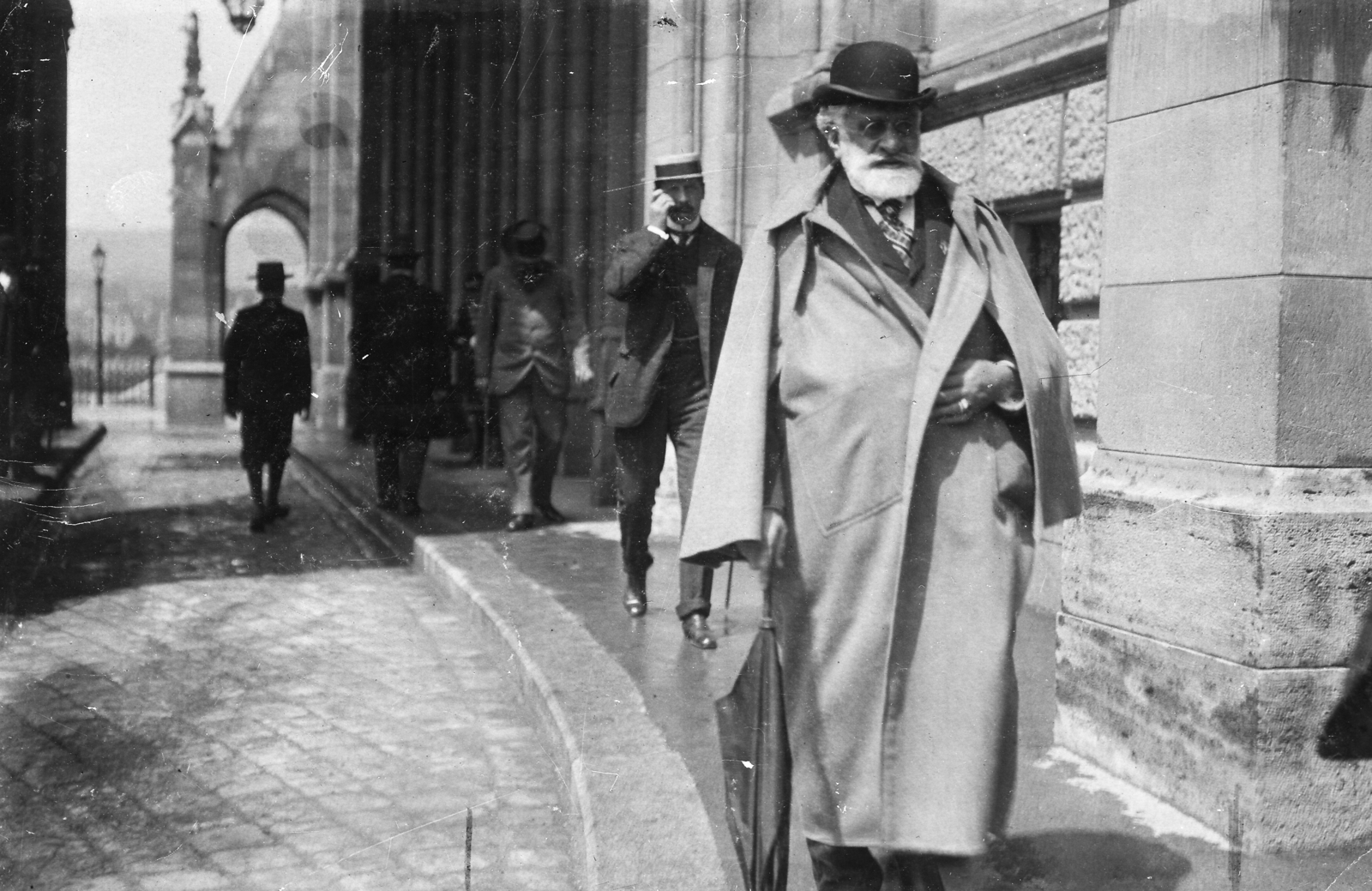 Magyarország, Budapest V., Kossuth Lajos (Országház) tér, elöl Thaly Kálmán, mögötte Magyar Elek újságíró, gasztronómiai szakíró a Parlament I.-es kapujánál., 1908, Magyar Bálint, Budapest, Fortepan #55239