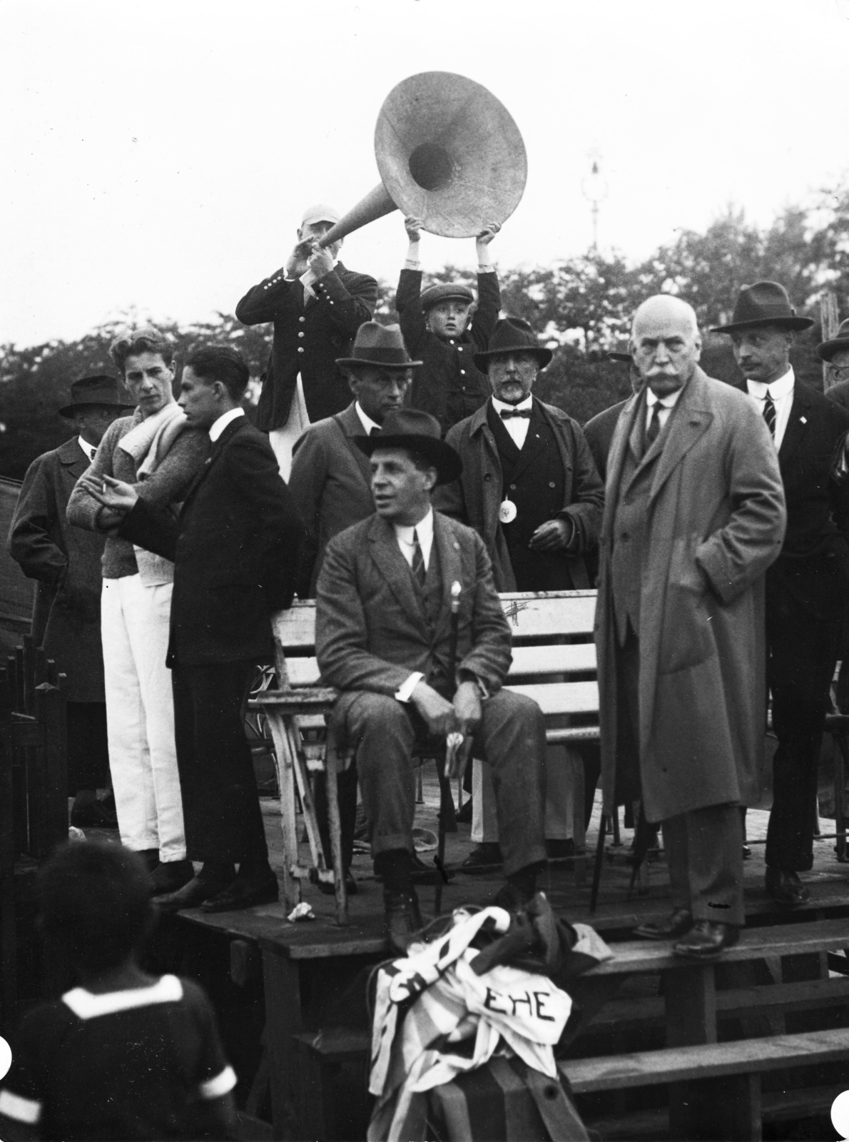 Magyarország, Margitsziget, Budapest, M.A.C. jubileumi evezősversenyének nézőközönsége, középen ül Magyar Elek újságíró, gasztronómiai szakíró., 1925, Magyar Bálint, verseny, evezés, Fortepan #55246