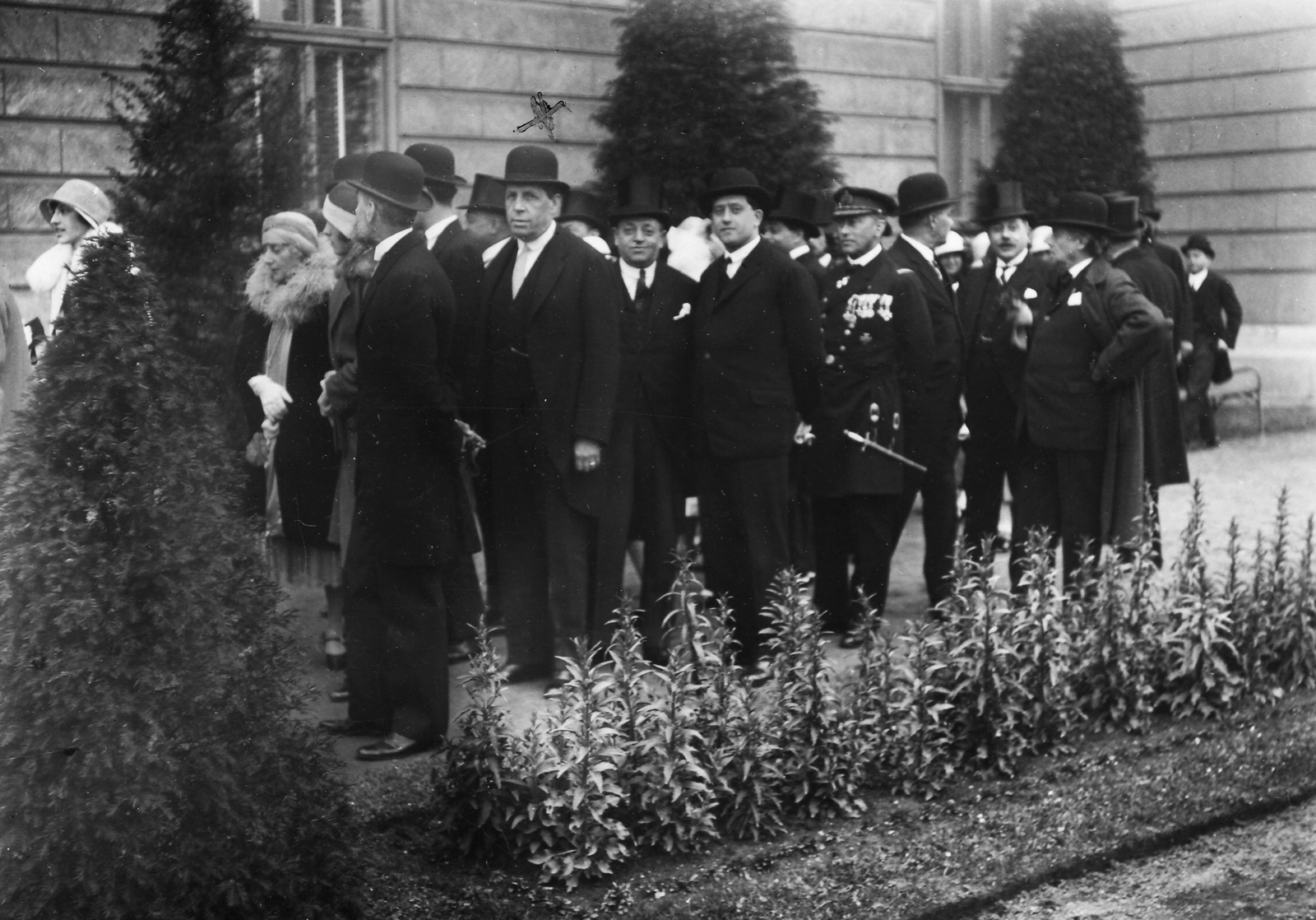 Magyarország, budai Vár, Budapest I., Magyar Elek újságíró, gasztronómiai szakíró garden party-n a kormányzónál. Egyenruhában Wulf Olaf vezérkapitány a Magyar Királyi folyamőrség alapítója, felügyelője., 1927, Magyar Bálint, egyenruha, Budapest, Fortepan #55251