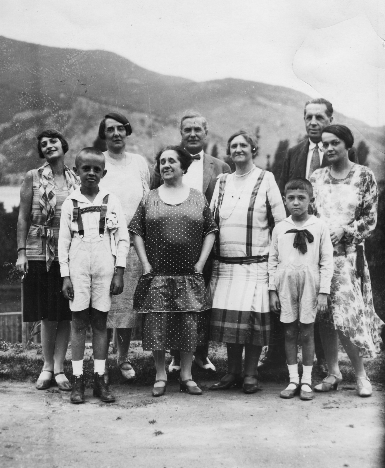 Magyarország,Dunakanyar, Gizellatelep, a Duna túlpartján a Szent Mihály-hegy. Jobb szélen Magyar Elek újságíró, gasztronómiai szakíró áll. Középen Pakots József író, újságíró, országgyűlési képviselő, elnöke volt a Magyarországi Újságírók Egyesületének., 1928, Magyar Bálint, csoportkép, pöttyös ruha, híres ember, nadrágtartó, Fortepan #55252