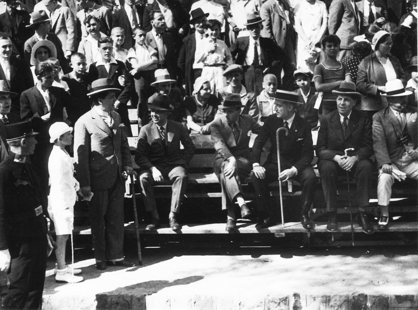 Hungary, Magyar Elek újságíró, gasztronómiai szakíró a Tour de Hongrie közönsége közt (első sor jobbról a második)., 1932, Magyar Bálint, hat, walking cane, Fortepan #55258