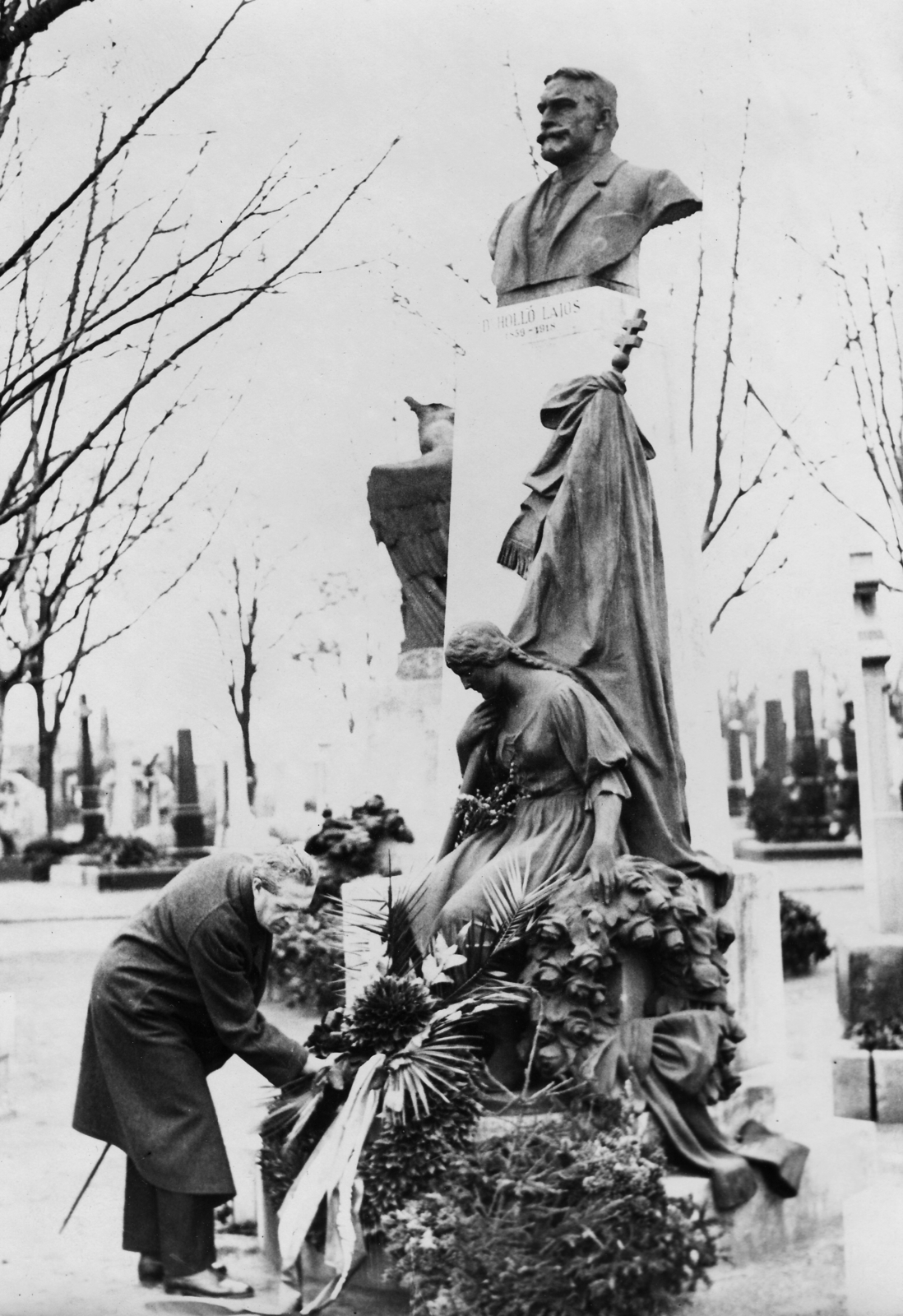 Magyarország, Budapest VIII., Fiumei úti Nemzeti Sírkert (Kerepesi temető), Holló Lajos újságíró, politikus síremlékénél (Istók János szobrász alkotása) Magyar Elek újságíró, gasztronómiai szakíró., 1934, Magyar Bálint, síremlék, Budapest, Holló Lajos-ábrázolás, Fortepan #55261