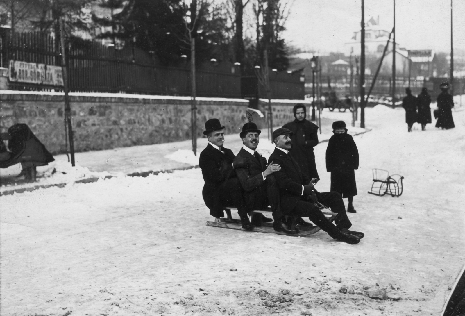 Magyarország, Budapest II., Szemlőhegy utca a Rómer Flóris (Zárda) utca torkolatától az Áldás utca felé nézve., 1908, Magyar Bálint, tél, hó, férfiak, szánkó, sapka, keménykalap, gyerek, Budapest, terpeszülés, kart karba öltve, Fortepan #55264