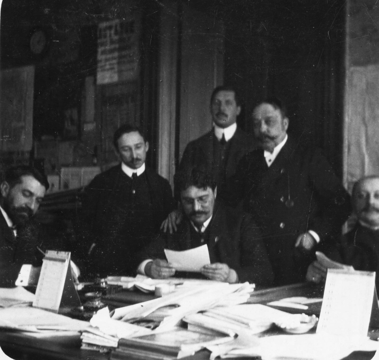Hungary, Budapest VI., Teréz körút 19., a Magyarország című lap szerkesztősége, középen hátul Magyar Elek újságíró, gasztronómiai szakíró., 1906, Magyar Bálint, office, desk, papers, Budapest, Fortepan #55281
