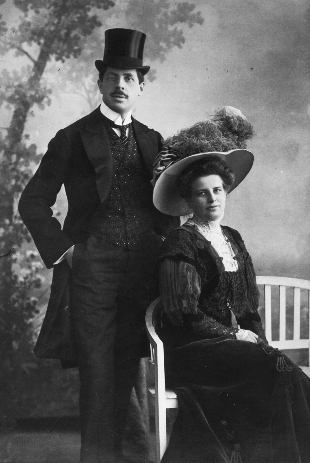 Magyarország, Magyar Elek újságíró, gasztronómiai szakíró és felesége, Kürthy Berta., 1908, Magyar Bálint, portré, cilinder, zsebredugott kéz, Fortepan #55291