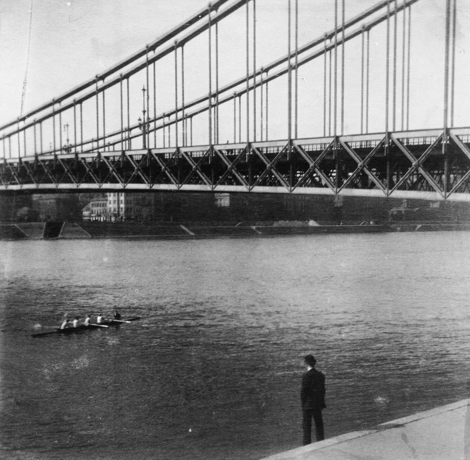 Hungary, Budapest V., Belgrád (Ferenc József) rakpart, az Erzsébet híd felé nézve., 1930, Magyar Bálint, paddling, eclectic architecture, Budapest, suspension bridge, Duna-bridge, Antal Kherndl-design, Aurél Czekelius-design, Fortepan #55303
