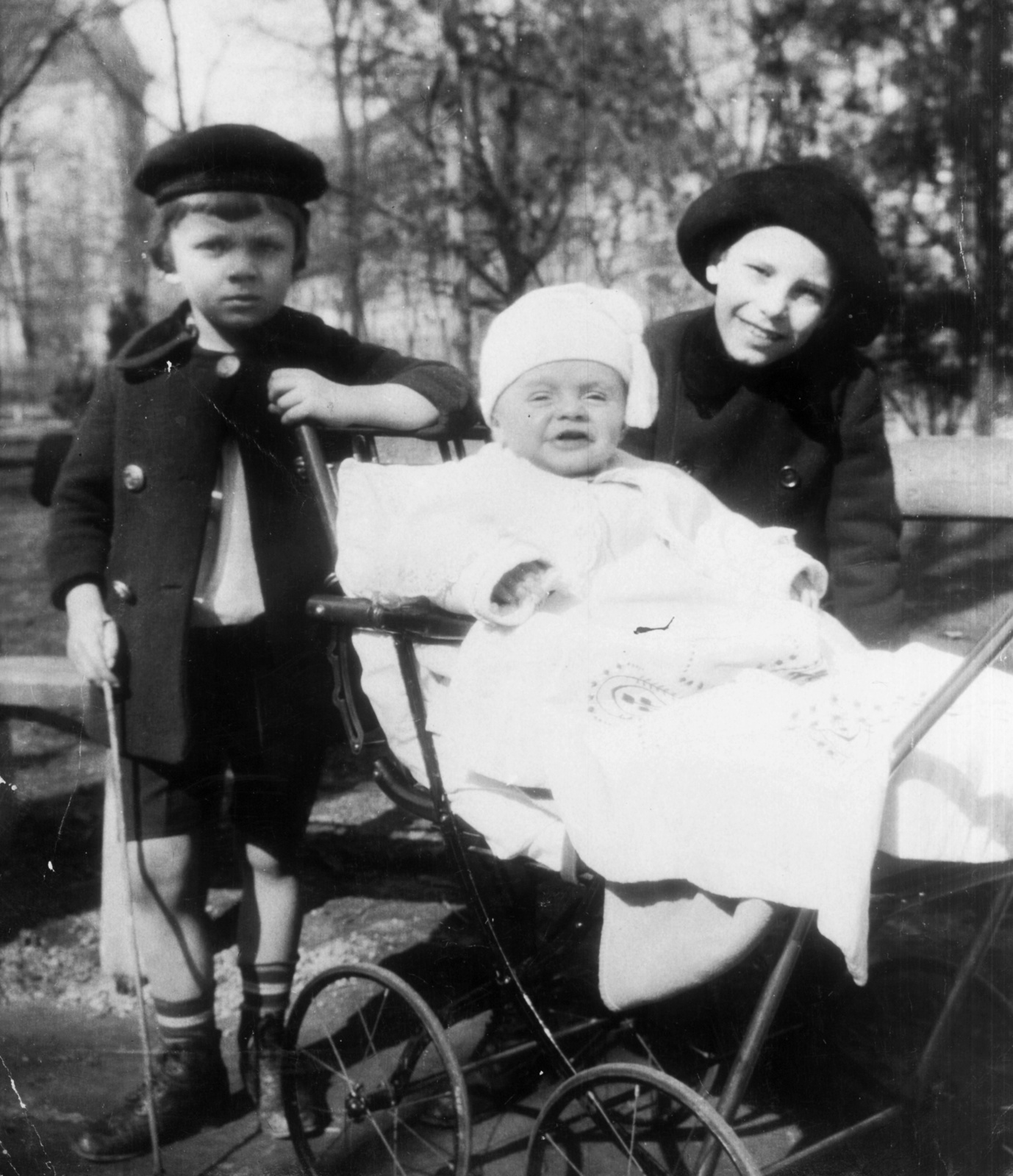 Hungary, Budapest I., Horváth kert, a háttérben látható a házak az Alagút utca - Attila út kereszteződésénél állnak., 1919, Magyar Bálint, baby carriage, doll, newborn, Budapest, Fortepan #55319