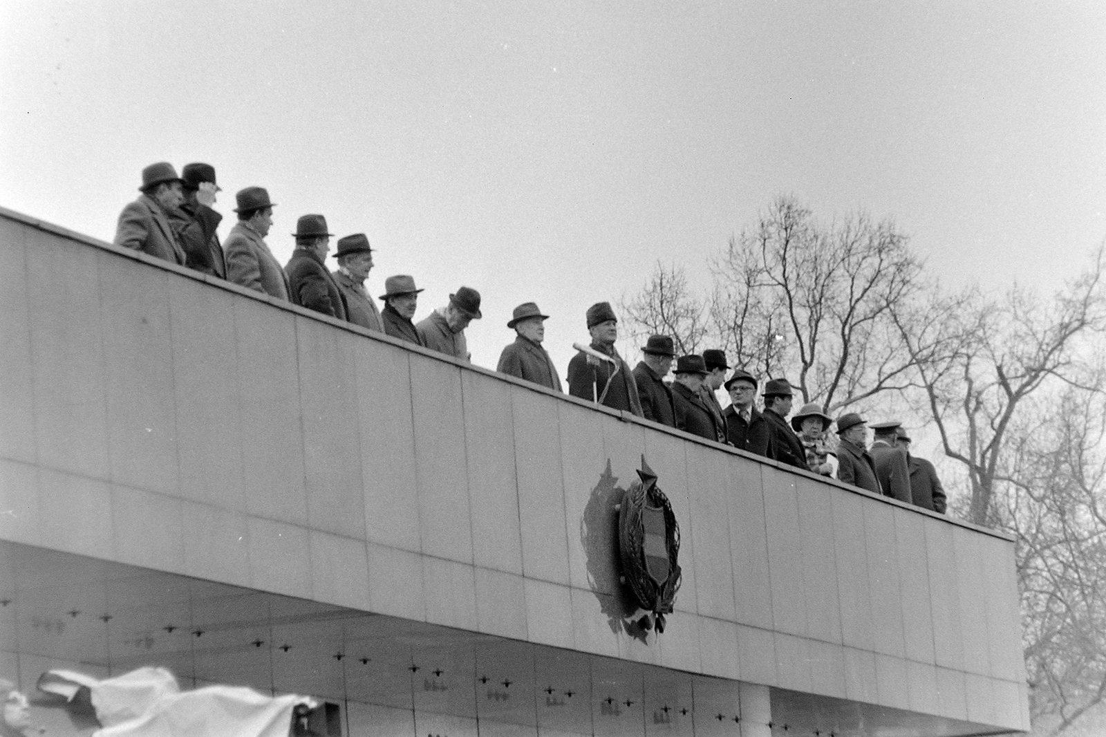 Magyarország, Budapest XIV., Ötvenhatosok tere (Felvonulási tér), április 4-i ünnepség, dísztribün. Középen a mikrofonnál Lázár György a minisztertanács elnöke, Kádár János az MSZMP első titkára, Losonczi Pál, az Elnöki Tanács elnöke., 1976, Fortepan, híres ember, csoportkép, május 1, tribün, címer, Budapest, nemzeti jelkép, Kádár János-ábrázolás, Kádár címer, libasor, Fortepan #5535