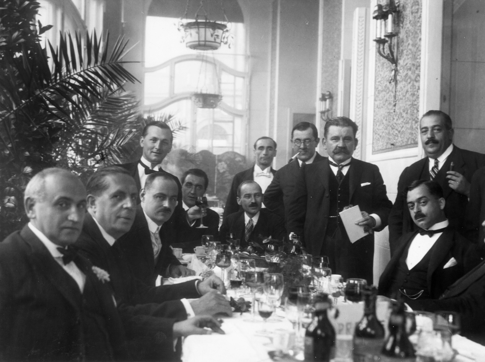 Hungary, Budapest V., Eötvös tér, Dunapalota / korábban Ritz szálló. Balról Boross Mihály író, a második Magyar Elek újságíró, gasztronómiai szakíró, jobbról a harmadik Ripka Ferenc., 1920, Magyar Bálint, smoking, hotel, drinking, watch chain, Budapest, Fortepan #55361