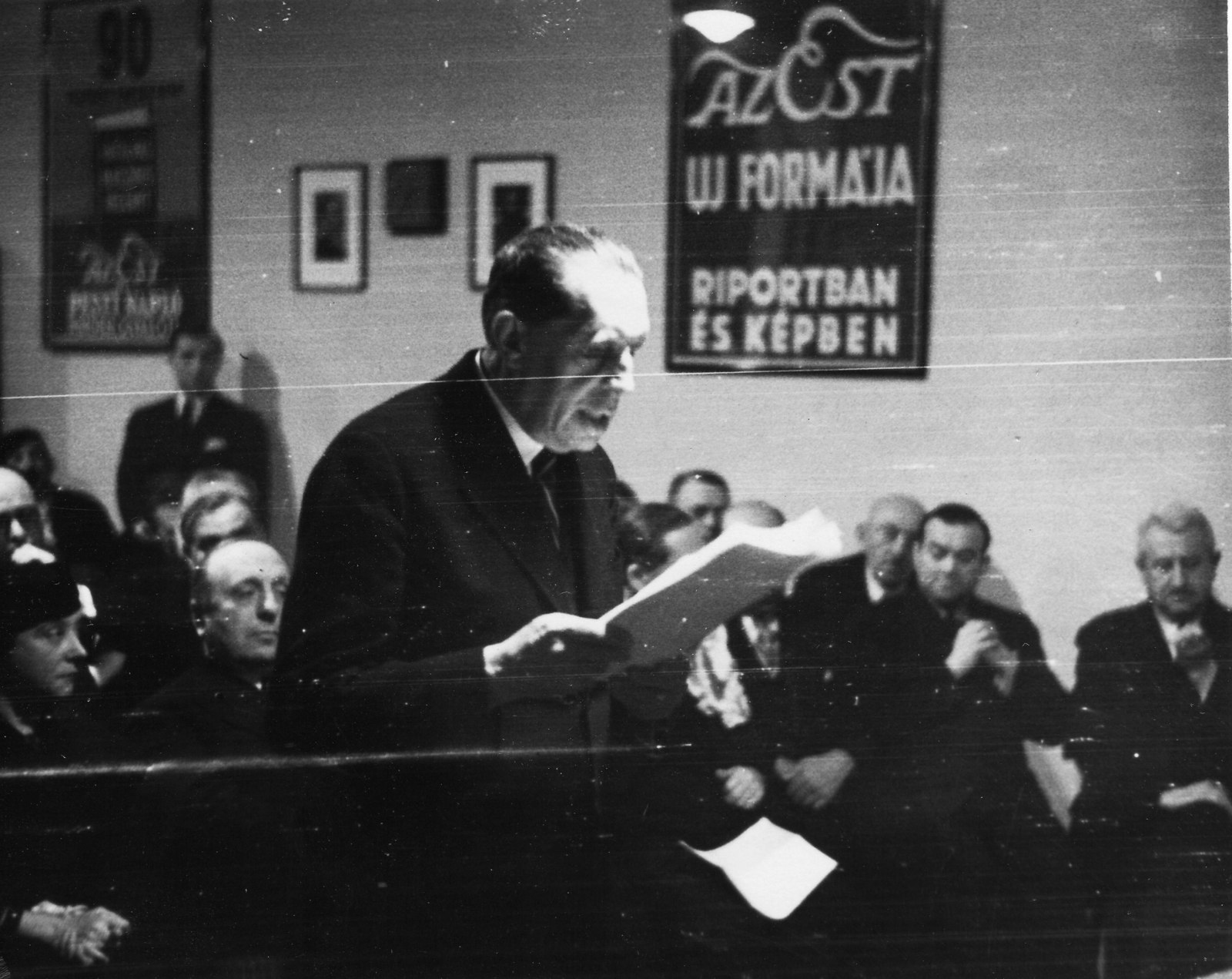 Hungary, 1938, Magyar Bálint, portrait, poster, reading, Az Est newspaper, Fortepan #55369