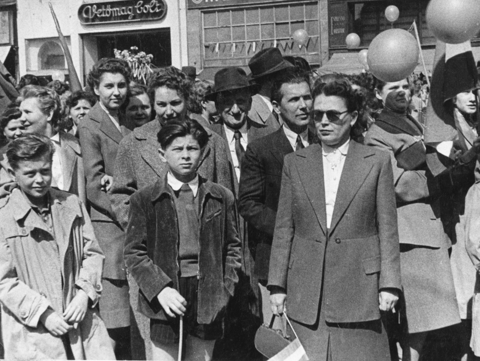 Magyarország, Budapest VII., Baross tér, május 1-i felvonulók, háttérben a 16. számú ház., 1955, Magyar Bálint, felvonulás, léggömb, május 1, Budapest, Fortepan #55383