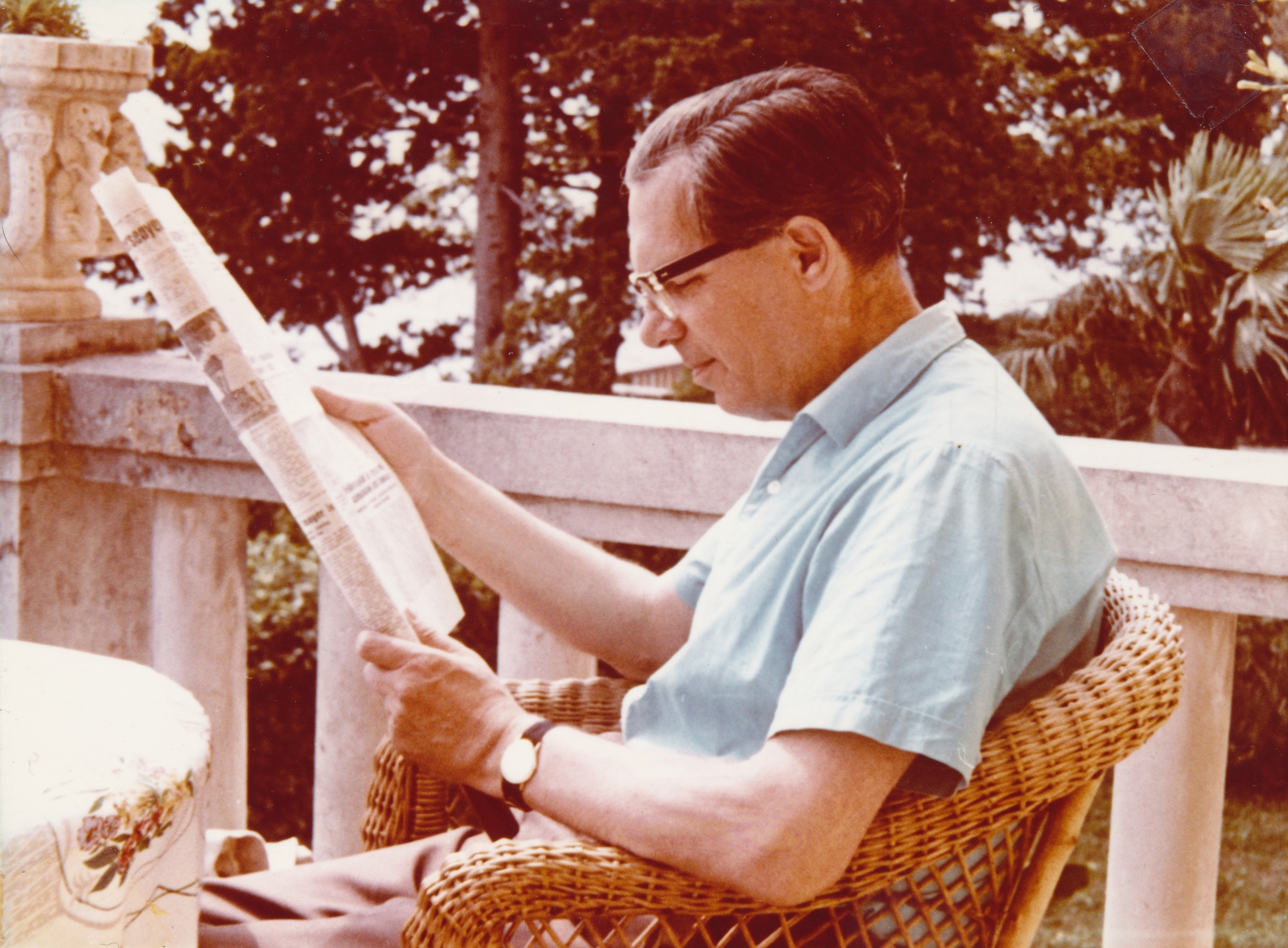 Hungary, id. Magyar Bálint., 1966, Magyar Bálint, portrait, colorful, reading, glasses, wrist watch, newspaper, palm tree, arm chair, face profile, Fortepan #55387