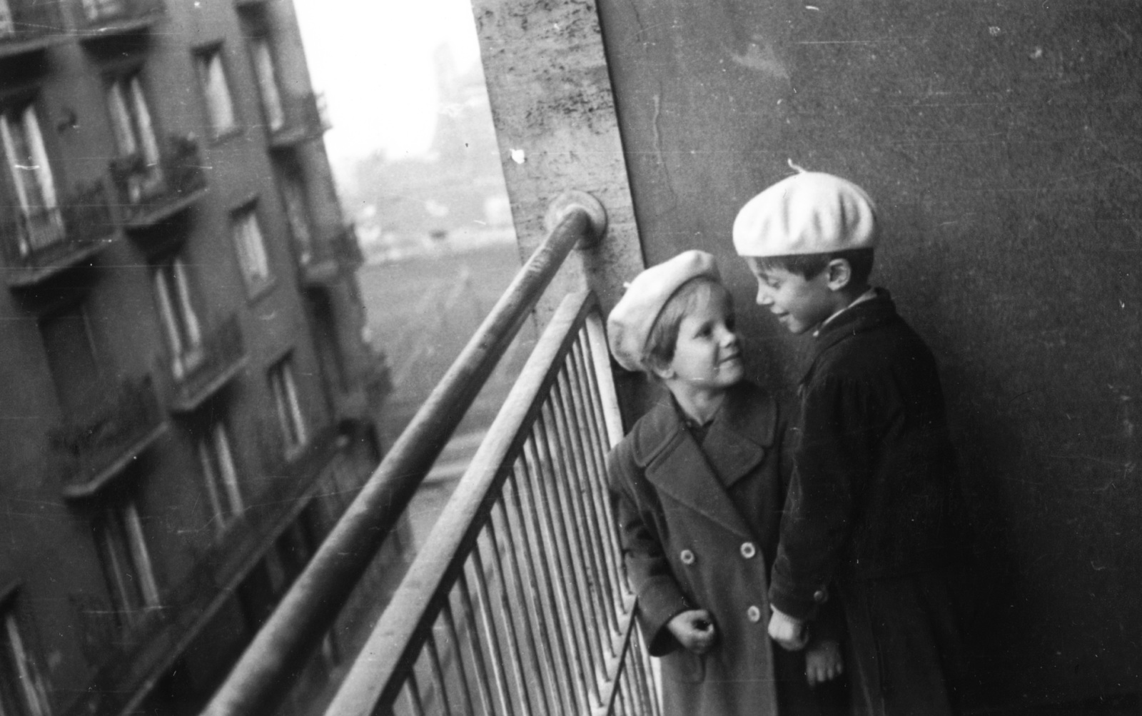 Hungary, Budapest V., Galamb utca 5. III. em., szemben a Petőfi tér 3. sarokház., 1955, Magyar Bálint, beret, Budapest, kid, balcony, girl, Fortepan #55391