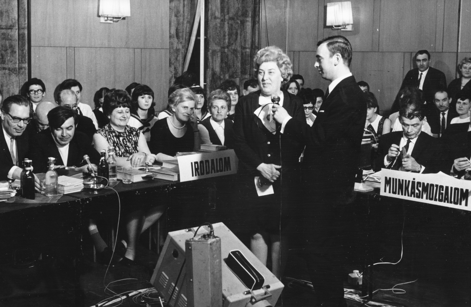 Hungary, Tévé vetélkedő, az asztalnál balról a második Vujicsics Tihamér zeneszerző, a riporter Müller Tibor., 1970, Magyar Bálint, Fortepan #55400