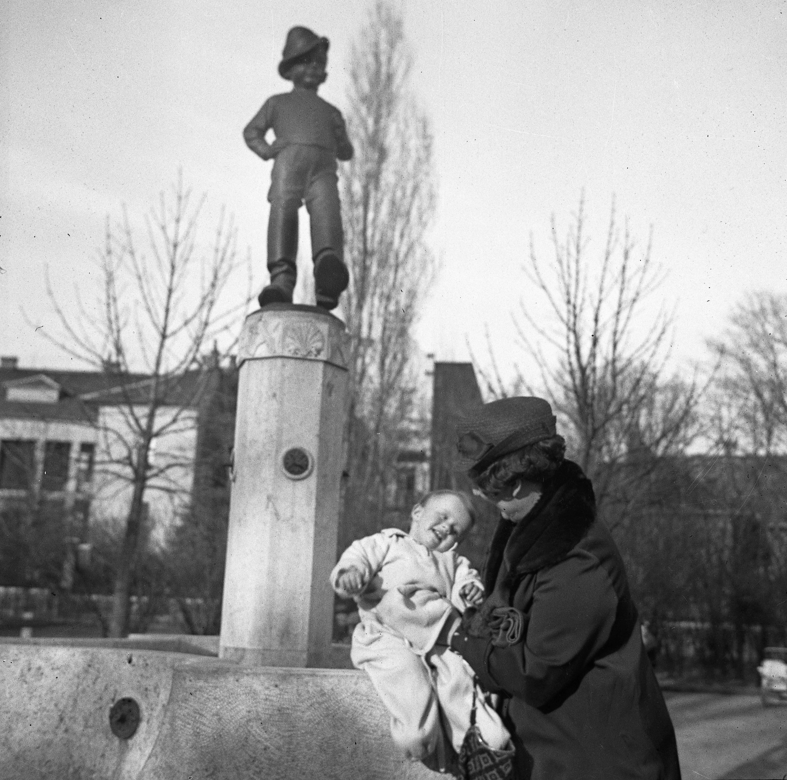 Magyarország, Városmajor, Budapest XII., Hüvelyk Matyi szobra (Telcs Ede, 1934.), háttérben a Ignotus (Klára) utca házai., 1936, Magyar Bálint, szobor, Budapest, Tom Thumb-ábrázolás, Telcs Ede-terv, Fortepan #55405