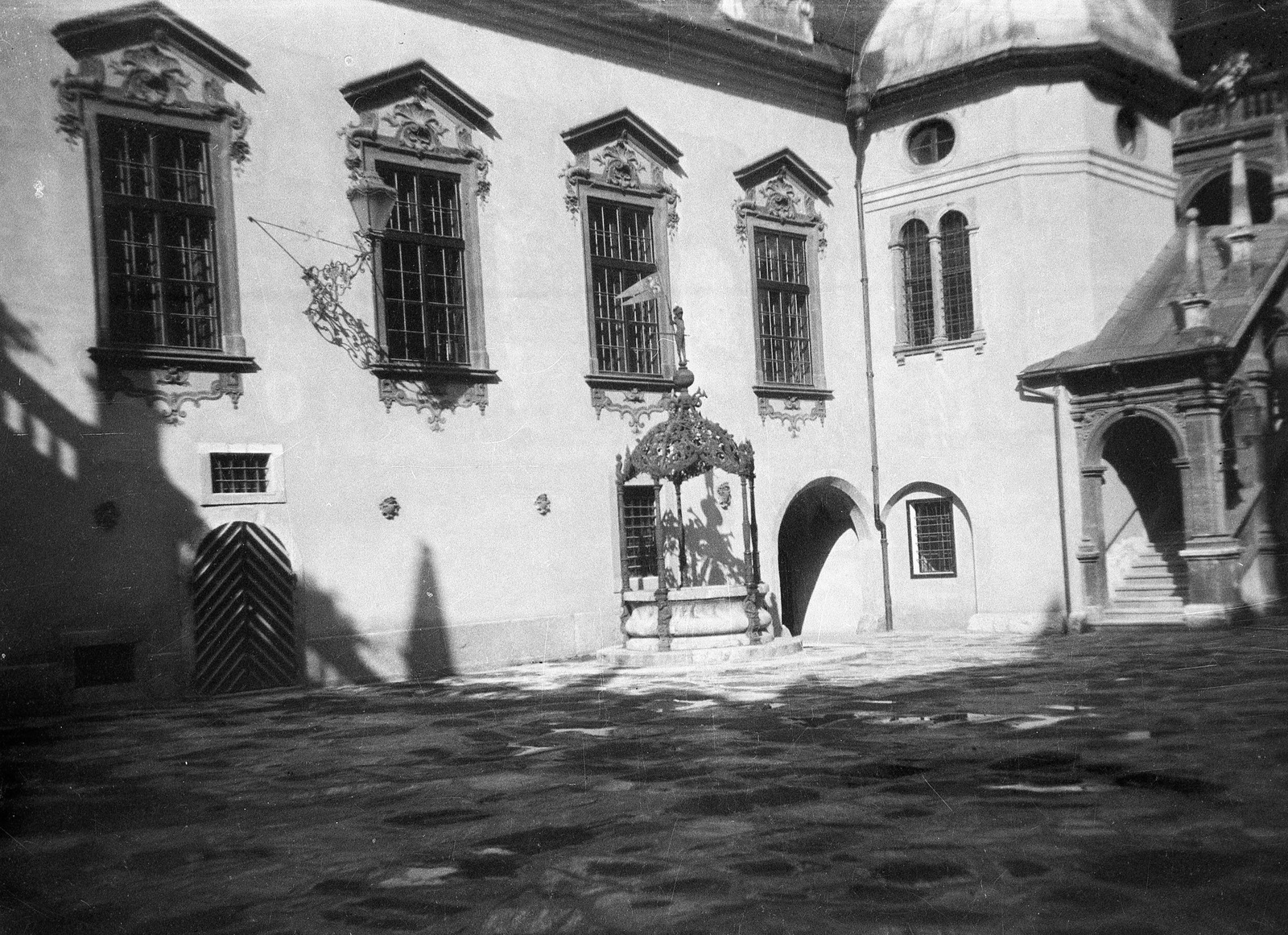 Austria, Graz, a tartományi székház (Landhaus) udvara a bronz díszkúttal., 1938, Magyar Bálint, well, Fortepan #55411