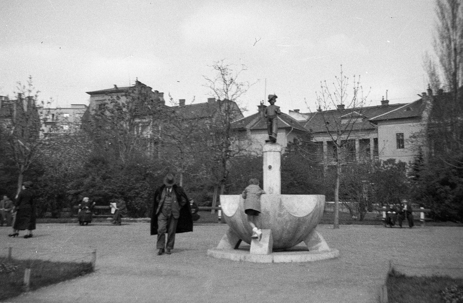 Hungary, Városmajor, Budapest XII., Hüvelyk Matyi szobra (Telcs Ede, 1934.), háttérben a Ignotus (Klára) utca házai., 1938, Magyar Bálint, sculpture, Budapest, Tom Thumb-portrayal, Ede Telcs-design, Fortepan #55419