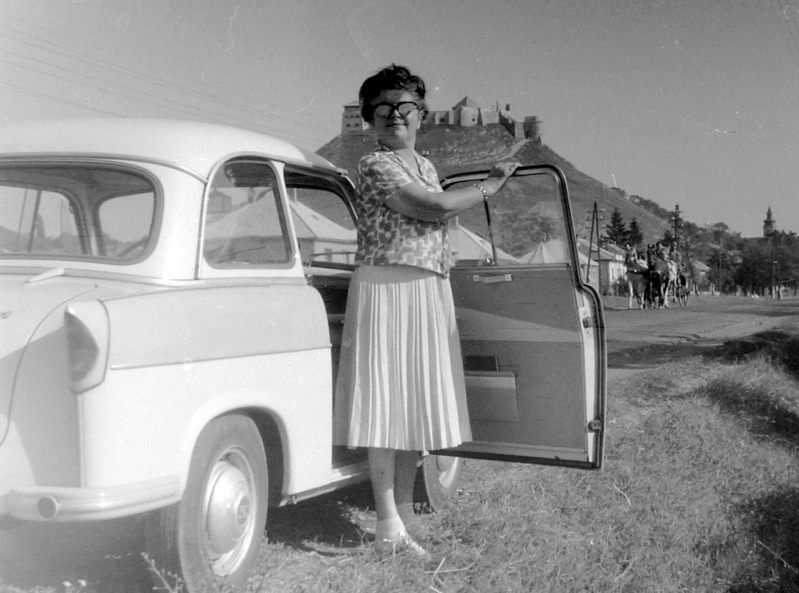 Hungary, Sümeg, Rendeki utca, háttérben a Vár., 1963, Fortepan, portrait, German brand, Trabant-brand, horse, picture, automobile, looking back, Fortepan #5542