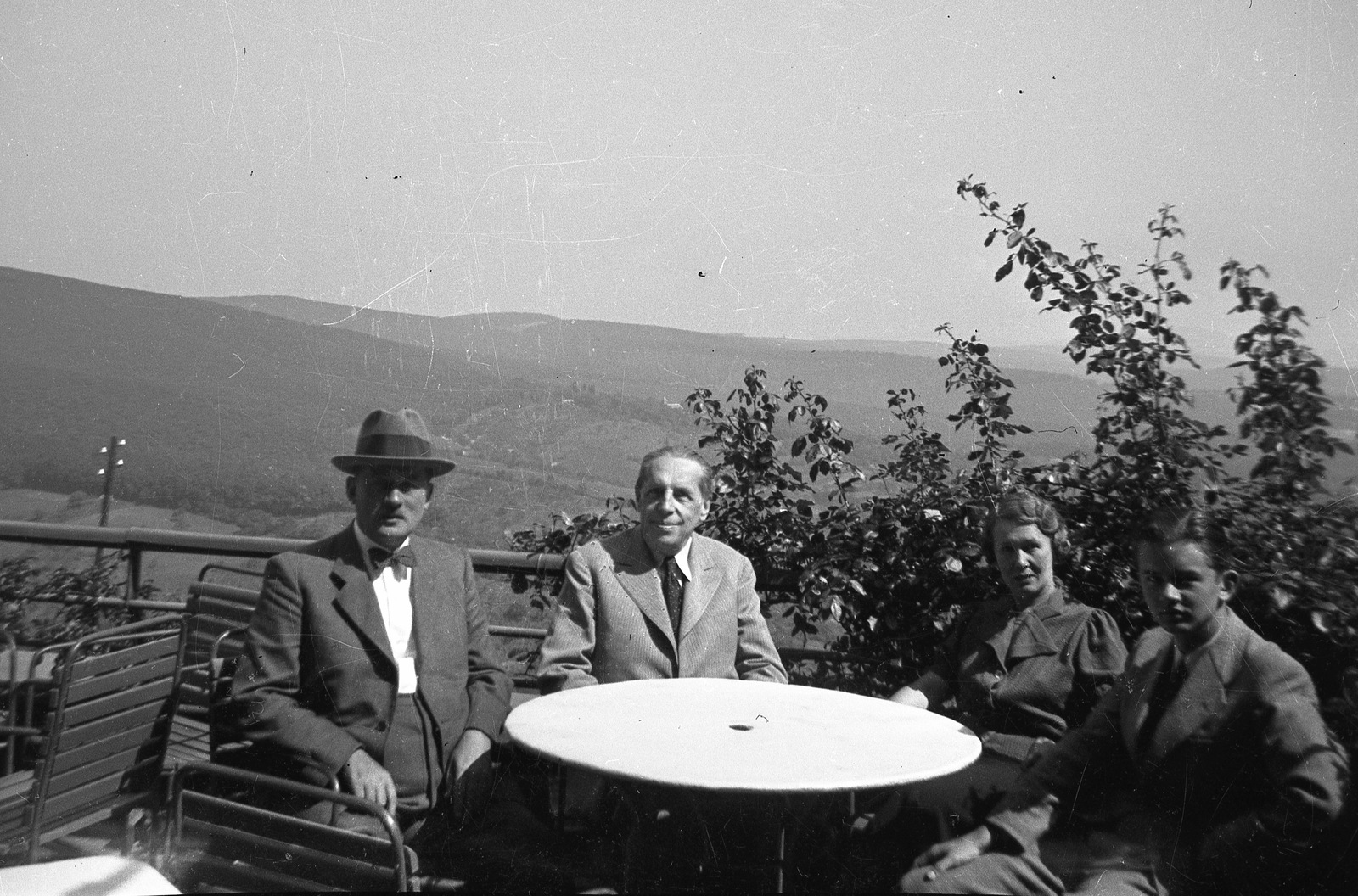 Magyarország, Mecsek, Pécs, a Dömörkapui Turistaház terasza, középen Magyar Elek újságíró, gasztronómiai szakíró és Visy Masa., 1935, Magyar Bálint, Fortepan #55425