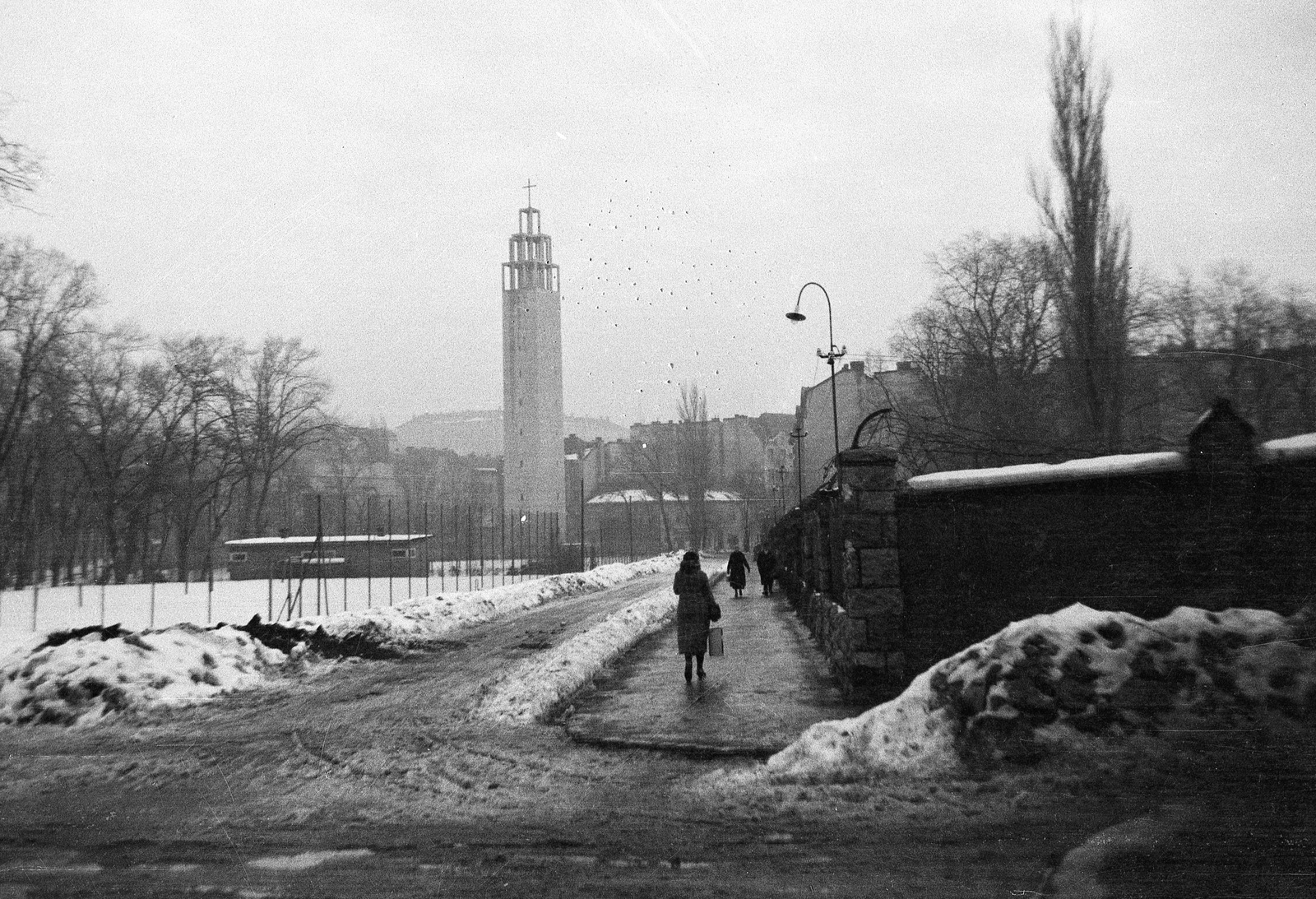 Hungary, Városmajor, Budapest XII., Maros utca - Szamos utca sarok, háttérben a Jézus Szíve-templom (Árkay Aladár és Árkay Bertalan)., 1936, Magyar Bálint, winter, church, snow, Budapest, Aladár Árkay-design, Bertalan Árkay-design, Fortepan #55432