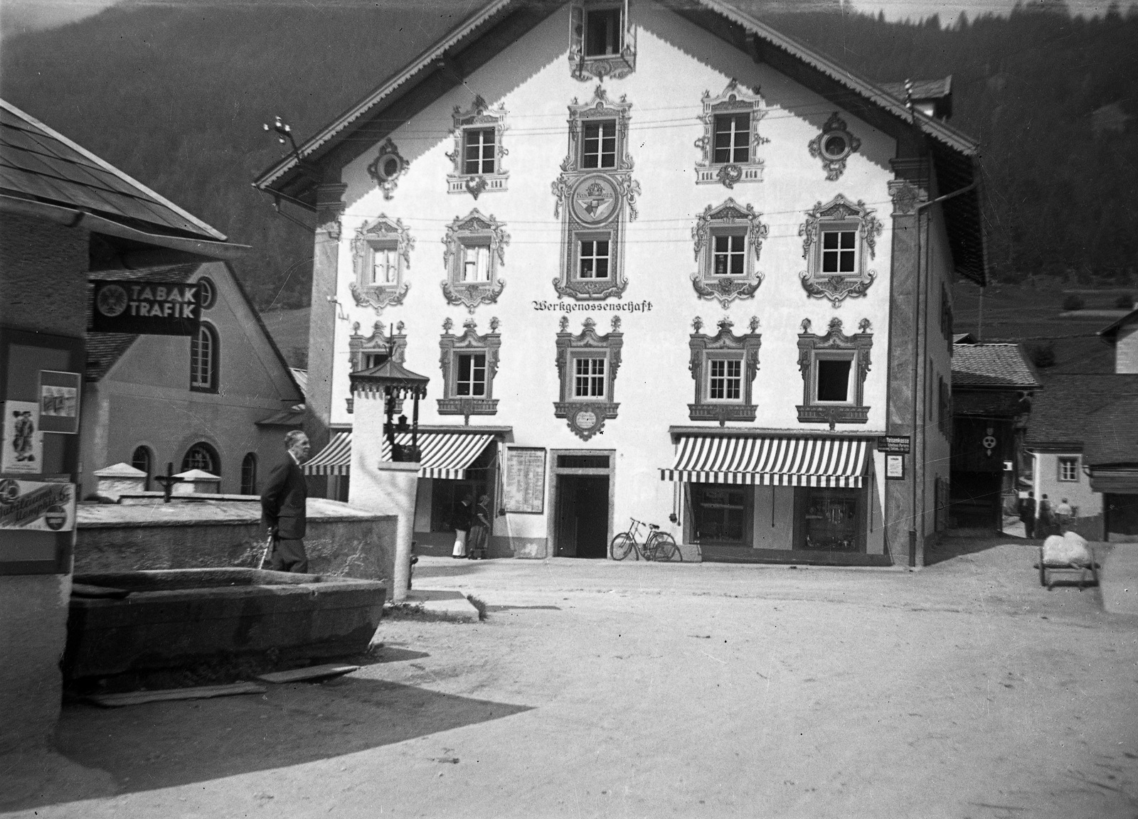 Ausztria, Fulpmes, Kirchplatz, szemben a Bahnstrasse 9. (Kranerhaus), a kép jobb szélén szemben a Herrengasse., 1935, Magyar Bálint, dohányzás, cégtábla, trafik, Fortepan #55445