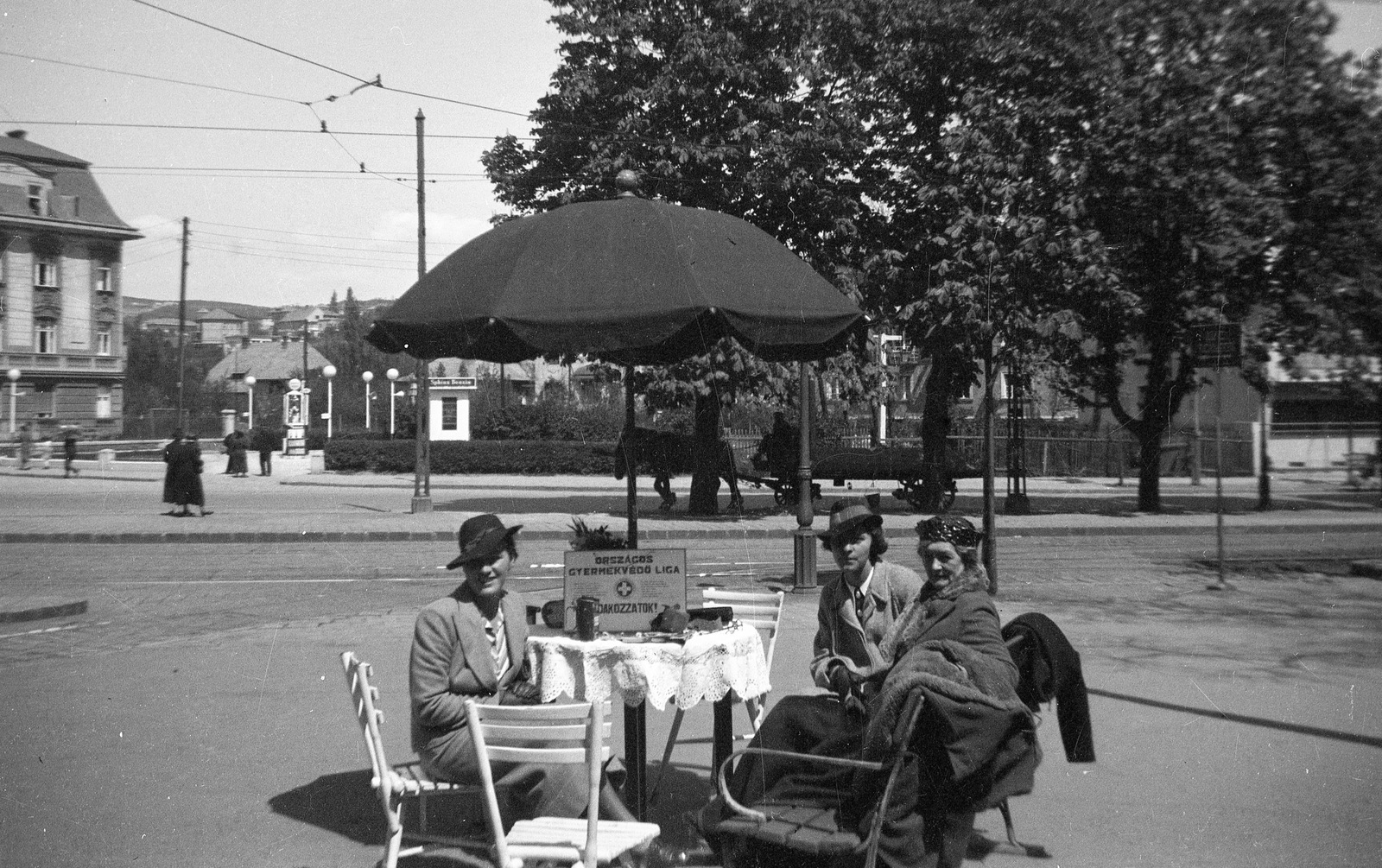 Hungary, Budapest XII.,Budapest II., Szilágyi Erzsébet (Olasz) fasor - Városmajor utca találkozása, szemben a Rhédey utca torkolata. Adományogyűjtés az Országos Gyermekvédő Liga számára., 1936, Magyar Bálint, sunshades, chariot, money-box, Budapest, Fortepan #55450