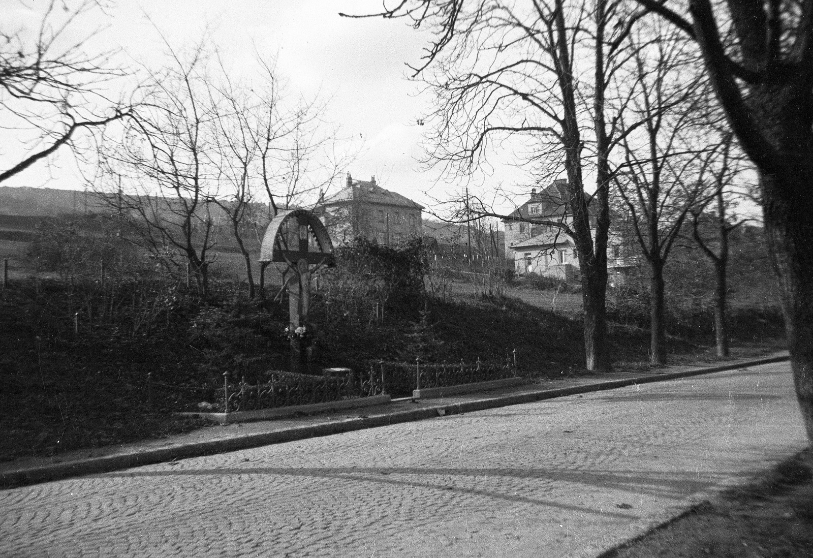 Hungary, Budapest XII., Városmajor utca a Pethényi (Hieronymi) köz felé nézve., 1935, Magyar Bálint, crucifix, Budapest, Fortepan #55456