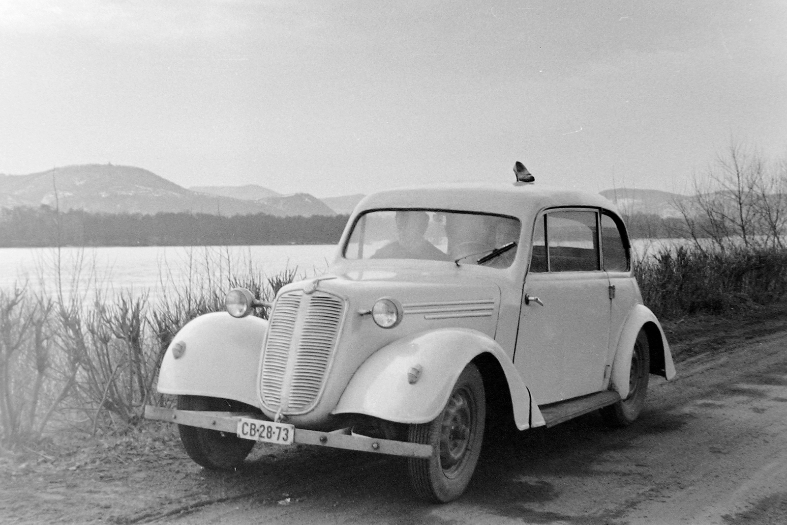 Hungary, Verőce, (Nógrádverőce), a 12. számú főút a település környékén. Balra a távolban a Nagyvillám a Zsitvay kilátóval. Tatra 57B személygépkocsi., 1959, Fortepan, Czechoslovak brand, Tatra-brand, automobile, number plate, Fortepan #5546