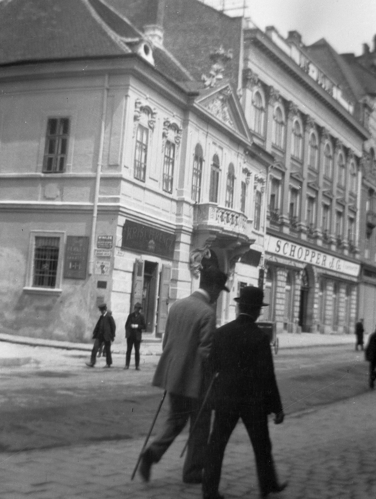 Hungary, Budapest V., Piarista (Kötő) utca, előtérben a Péterffy-palota (később itt található a Százéves Étterem), mögötte a Vasudvar. Balra a Galamb utca torkolata., 1934, Magyar Bálint, Budapest, Fortepan #55467