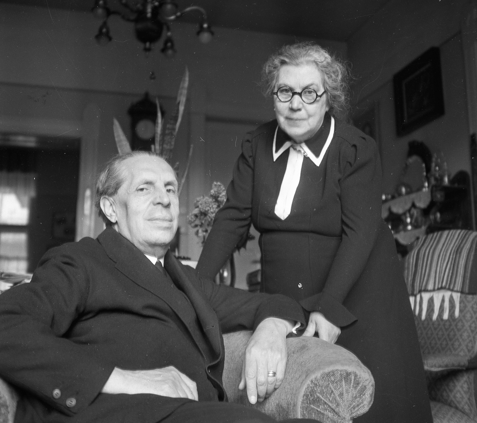 Hungary, Budapest XII., Hajnóczy József (Bors) utca 18., Magyar Elek újságíró, gasztronómiai szakíró és Gábos Kornélia., 1939, Magyar Bálint, glasses, furniture, interior, double portrait, Budapest, Fortepan #55476
