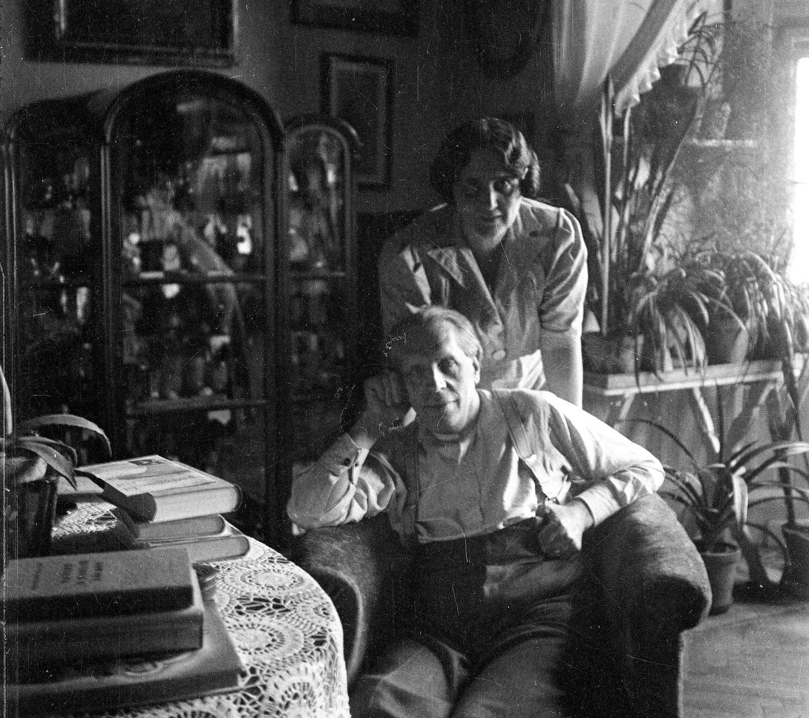Hungary, Budapest XII., Hajnóczy József (Bors) utca 18., Magyar Elek újságíró, gasztronómiai szakíró és Visy Masa., 1939, Magyar Bálint, book, furniture, interior, table, double portrait, cabinet, lace, Budapest, Fortepan #55477