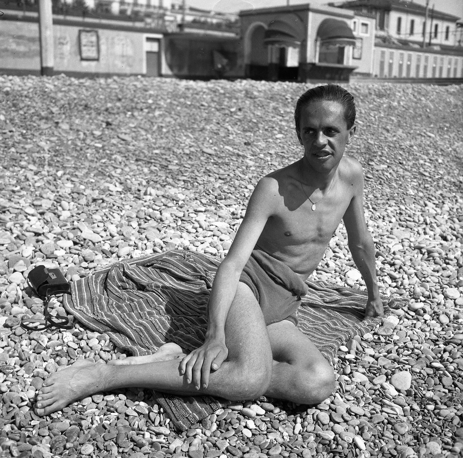 Italy, Bordighera, tengerparti sétány (Lungomare Argentina)., 1939, Magyar Bálint, portrait, beach, bathing suit, sunbathe, man, bathrobe, Fortepan #55485