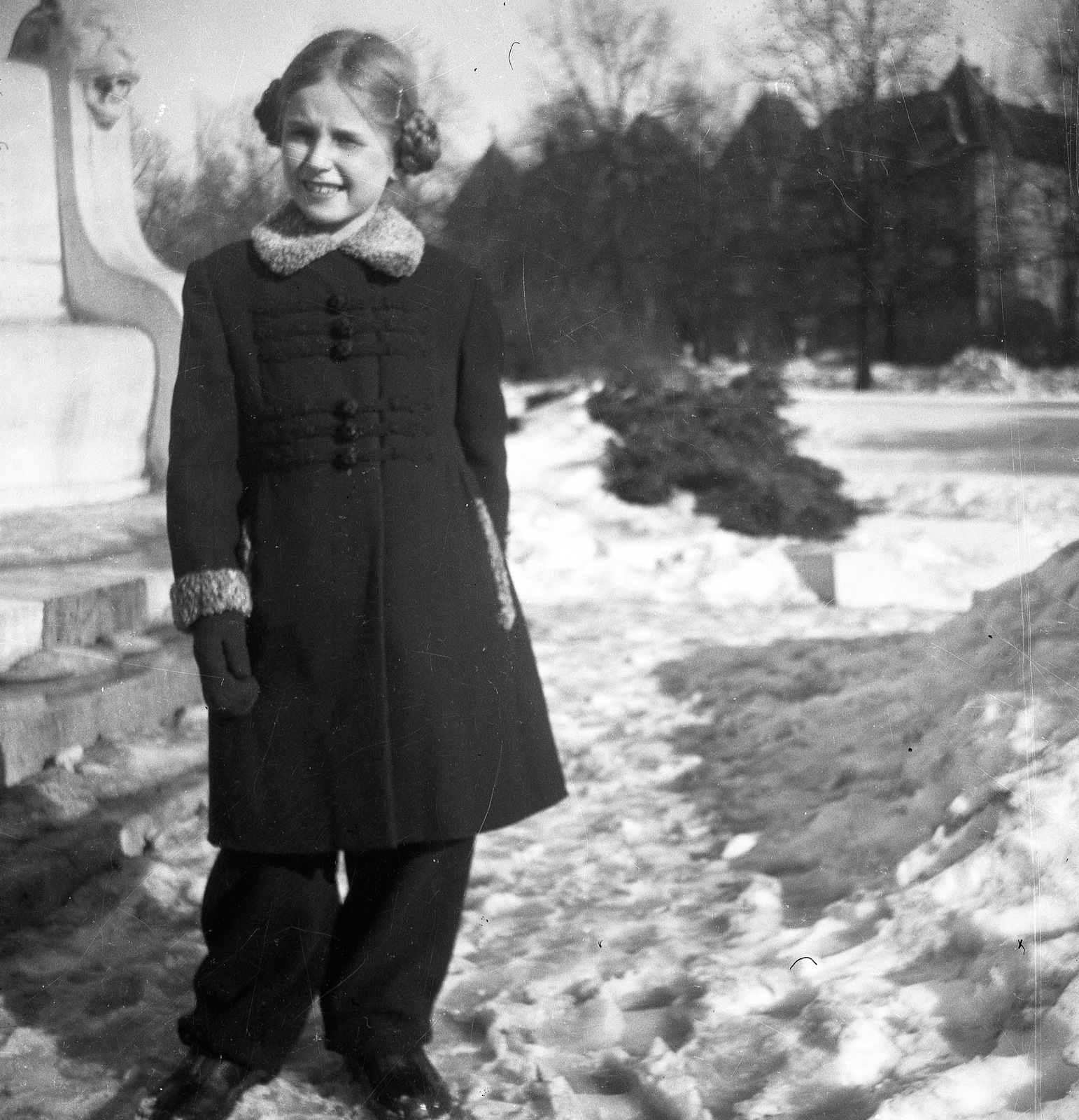 Hungary, Budapest XIV., Bartha Miklós szobrának talapzata a Stefánia út - Városligeti körút kereszteződése közelében (a szobor később raktárba került). Háttérben az Ajtósi Dürer sor házsora a Jávor utca torkolatánál., 1939, Magyar Bálint, portrait, winter, snow, girl, Budapest, Fortepan #55492