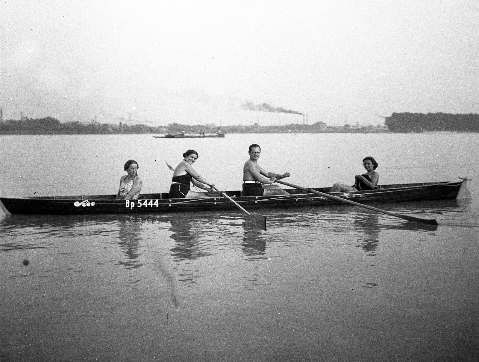 Hungary, Budapest III., Római part., 1932, Magyar Bálint, bathing suit, chimney, paddling, smoke, companionship, Budapest, Fortepan #55503