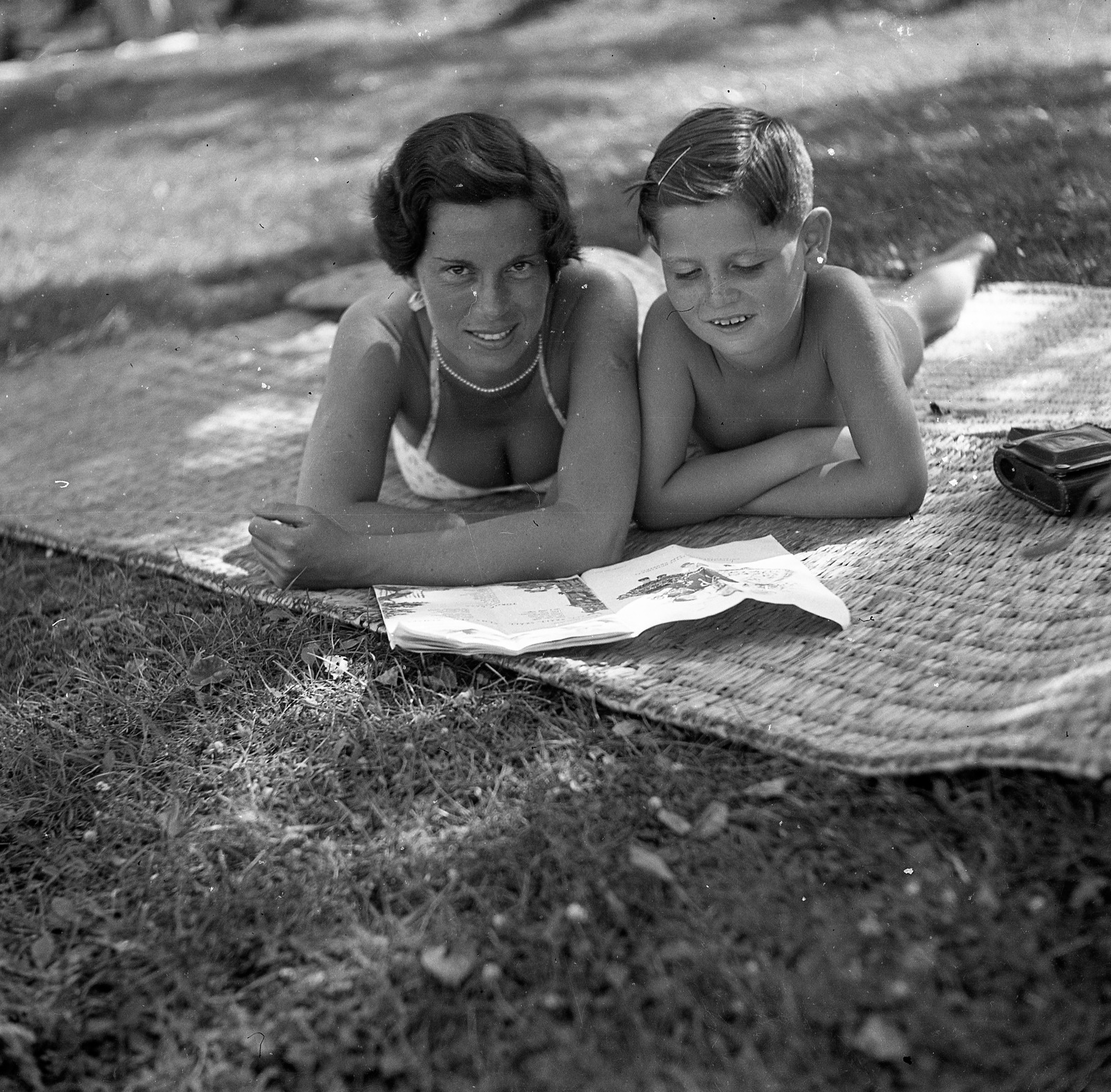 1938, Magyar Bálint, double portrait, prop up on elbows, Fortepan #55506