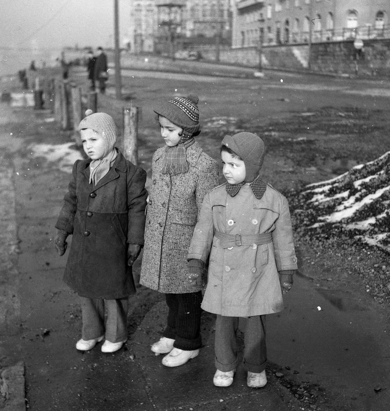 Magyarország, Budapest V., pesti alsó rakpart a Zoltán utca torkolatánál, az Országház felé nézve., 1940, Magyar Bálint, gyerekek, Budapest, Fortepan #55507