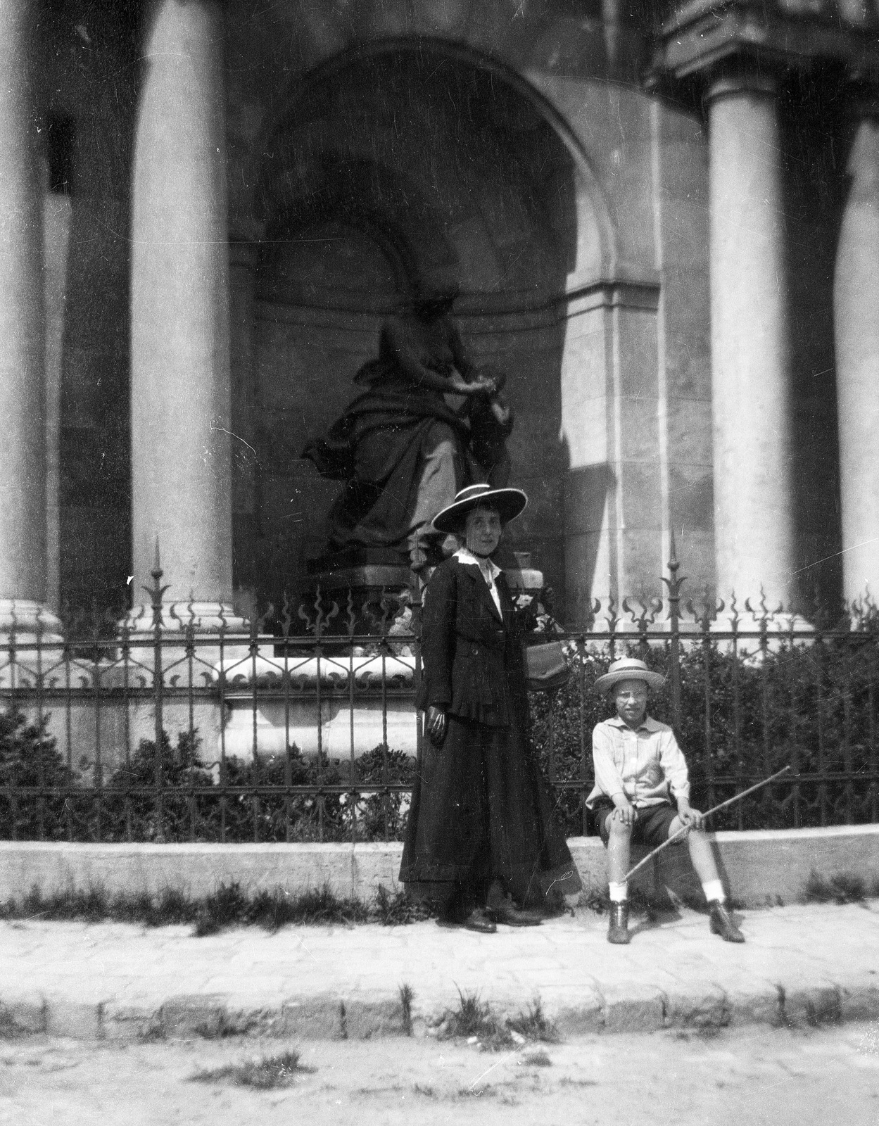 Magyarország, Budapest I., Váralja utca, a királyi várkert déli főkapuja helyén kialakított díszkút, Senyei Károly Aphroditét ábrázoló kútszobrával., 1920, Magyar Bálint, kalap, kút, szobor, kerítés, nő, gyerek, Budapest, eltűnt, Fortepan #55516