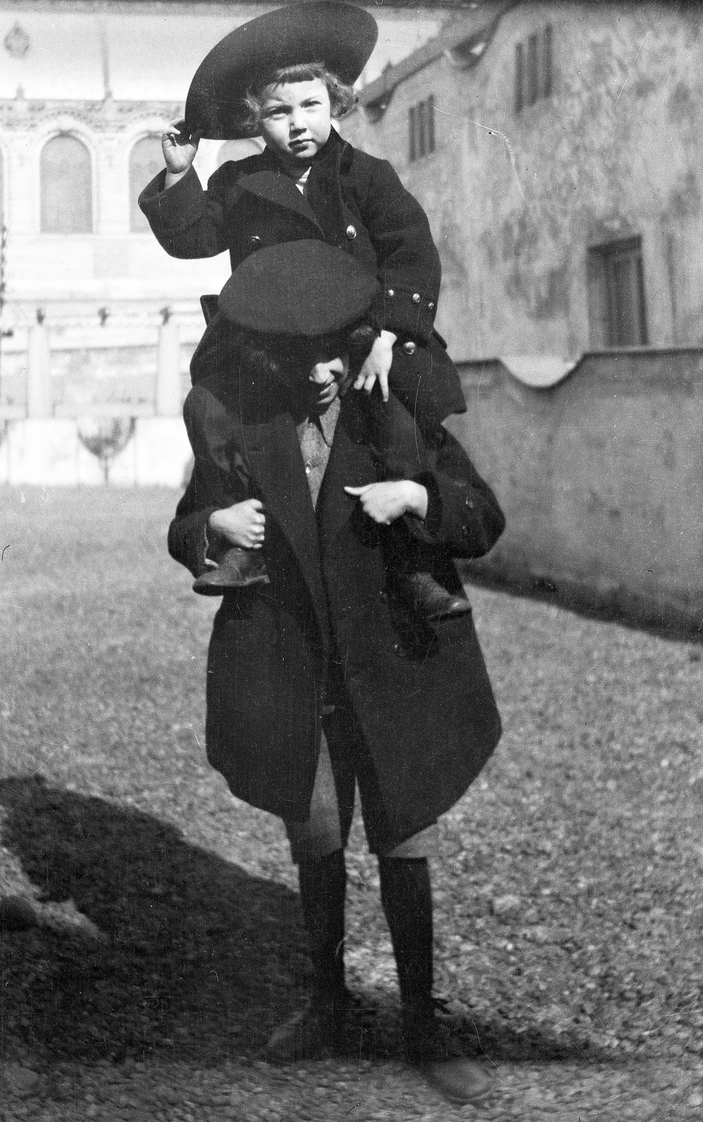 Hungary, Budapest I., Attila út 35. (Attila körút 2.) tetőterasza, háttérben a Lovarda., 1912, Magyar Bálint, kids, Budapest, sitting on the shoulders, touching the brim of a hat, Fortepan #55520