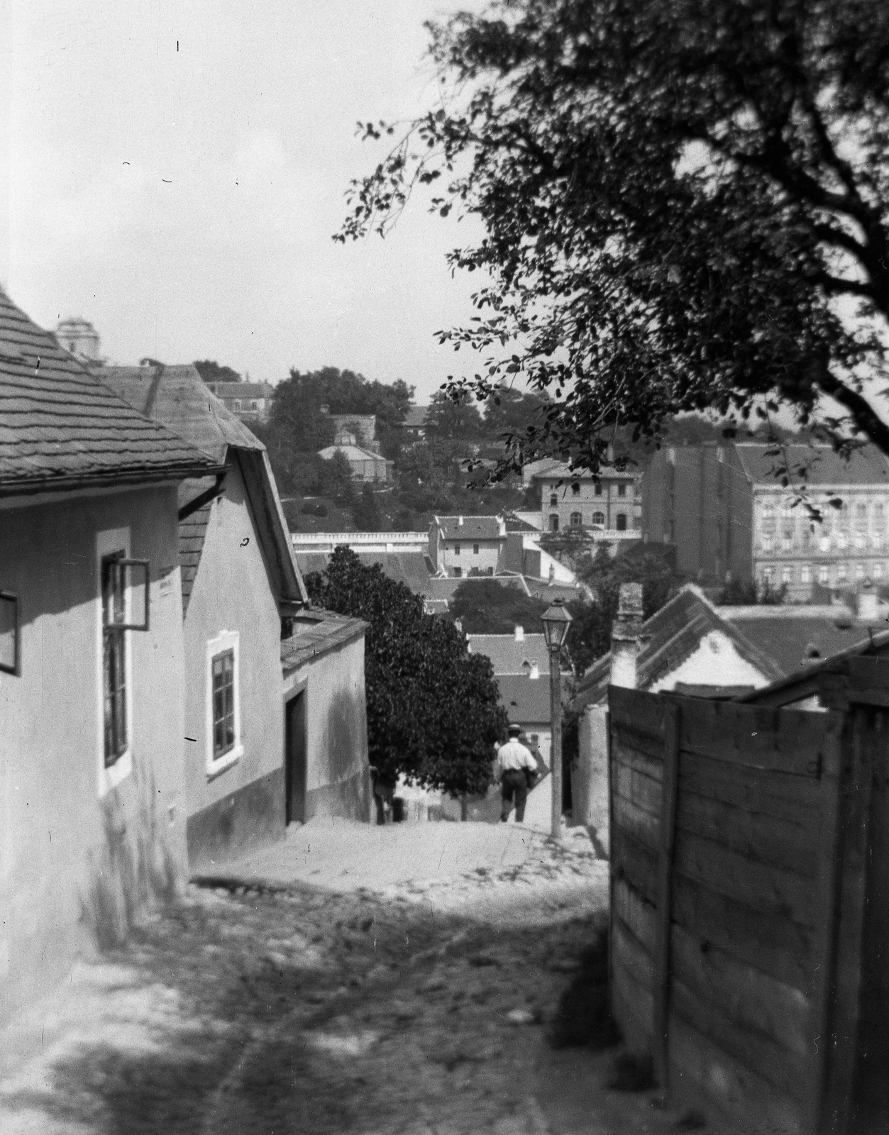 Hungary, Tabán, Budapest I., Kőműves utca, jobbra a Holdvilág utca torkolata, háttérben a várkert., 1920, Magyar Bálint, Budapest, Fortepan #55523