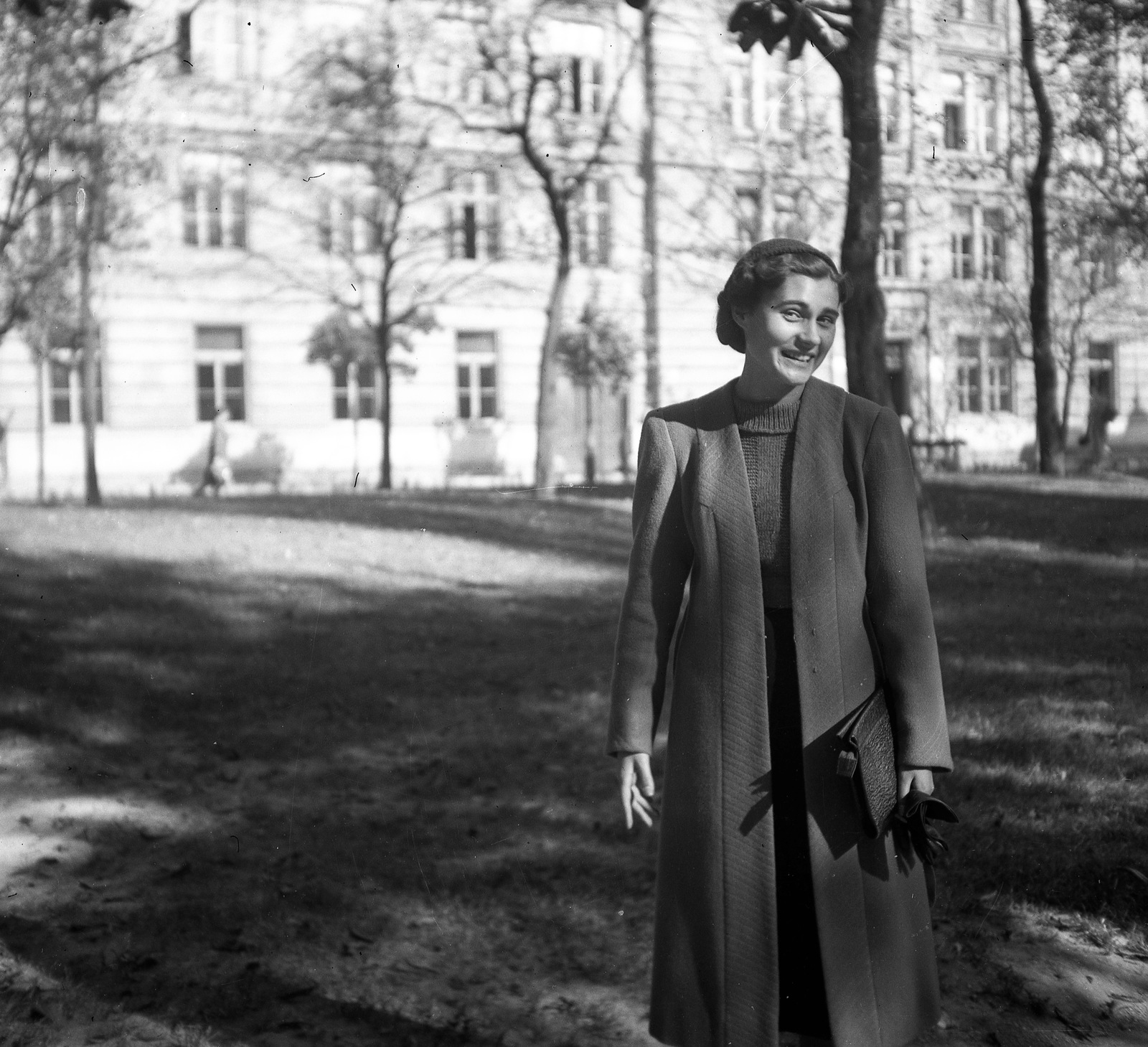 Hungary, Budapest I., háttérben az Attila úton a Verbőczy István (később Petőfi Sándor) Gimnázium., 1938, Magyar Bálint, portrait, high school, coat, Budapest, Fortepan #55529