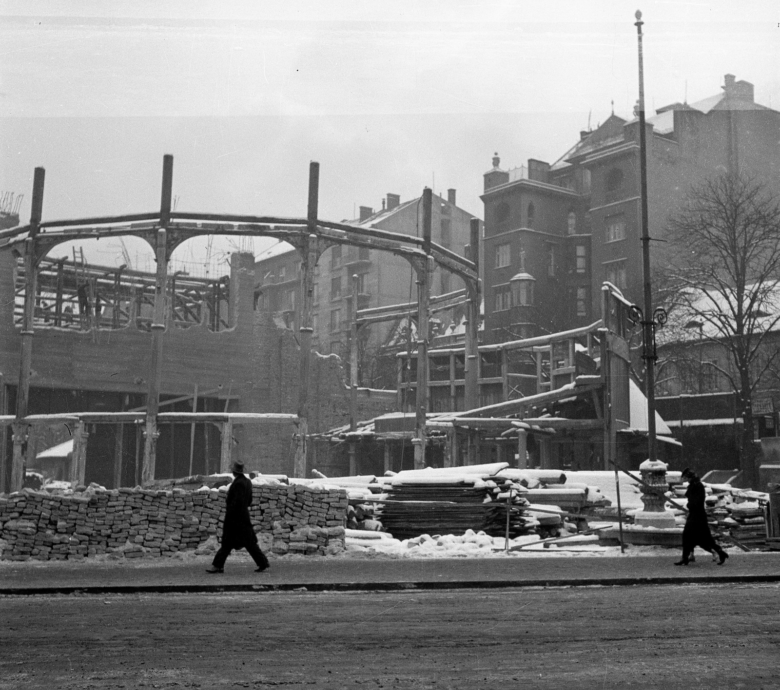 Hungary, Budapest I., Alagút utca, a Budai Színkör bontása., 1937, Magyar Bálint, winter, snow, demolition, Budapest, Fortepan #55531