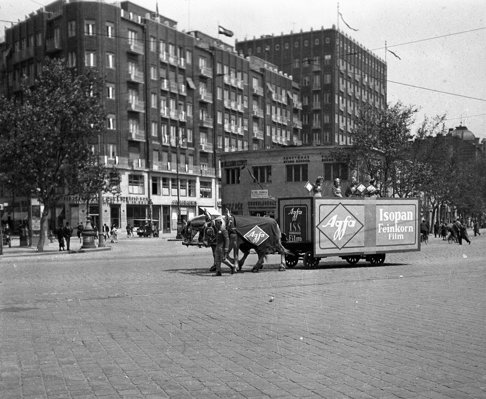 Hungary, Budapest V.,Budapest VII., Károly körút (Károly király út) a Deák Ferenc térről nézve, balra a Király utca torkolata., 1939, Magyar Bálint, ad, Horse-drawn carriage, street view, genre painting, store, photography, Agfa-brand, Budapest, Fortepan #55538