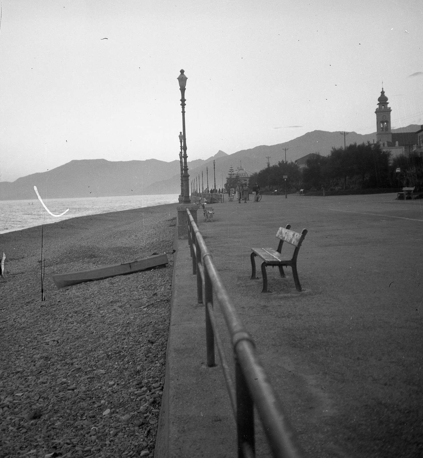 Italy, Bordighera, tengerparti sétány (Lungomare Argentina), jobbra a Szeplőtelen fogantatás vagy a Szentföld temploma., 1939, Magyar Bálint, street furniture, railing, walkway, lamp post, bench, Fortepan #55553