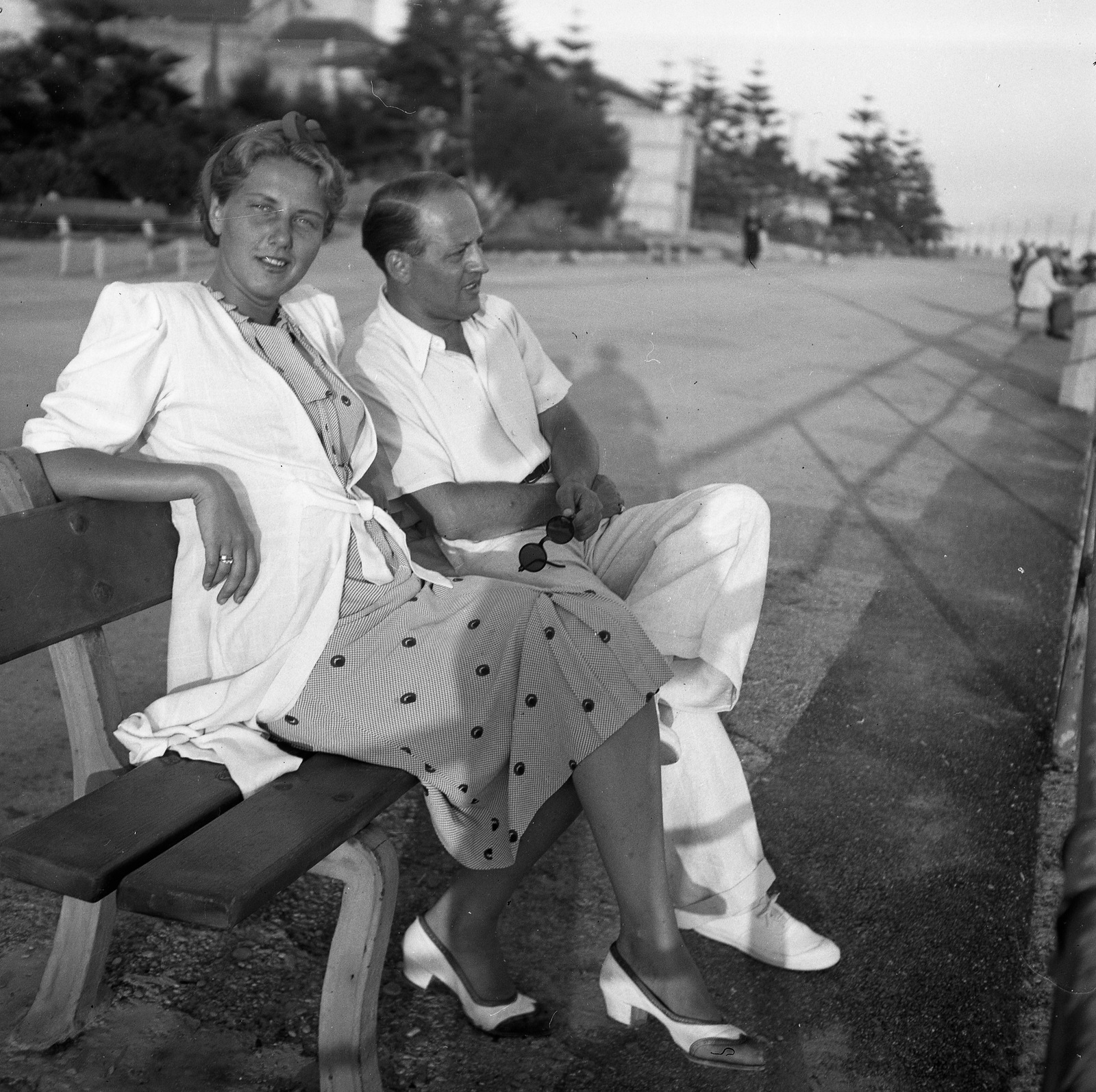Italy, Bordighera, tengerparti sétány (Lungomare Argentina)., 1939, Magyar Bálint, walkway, double portrait, Fortepan #55555
