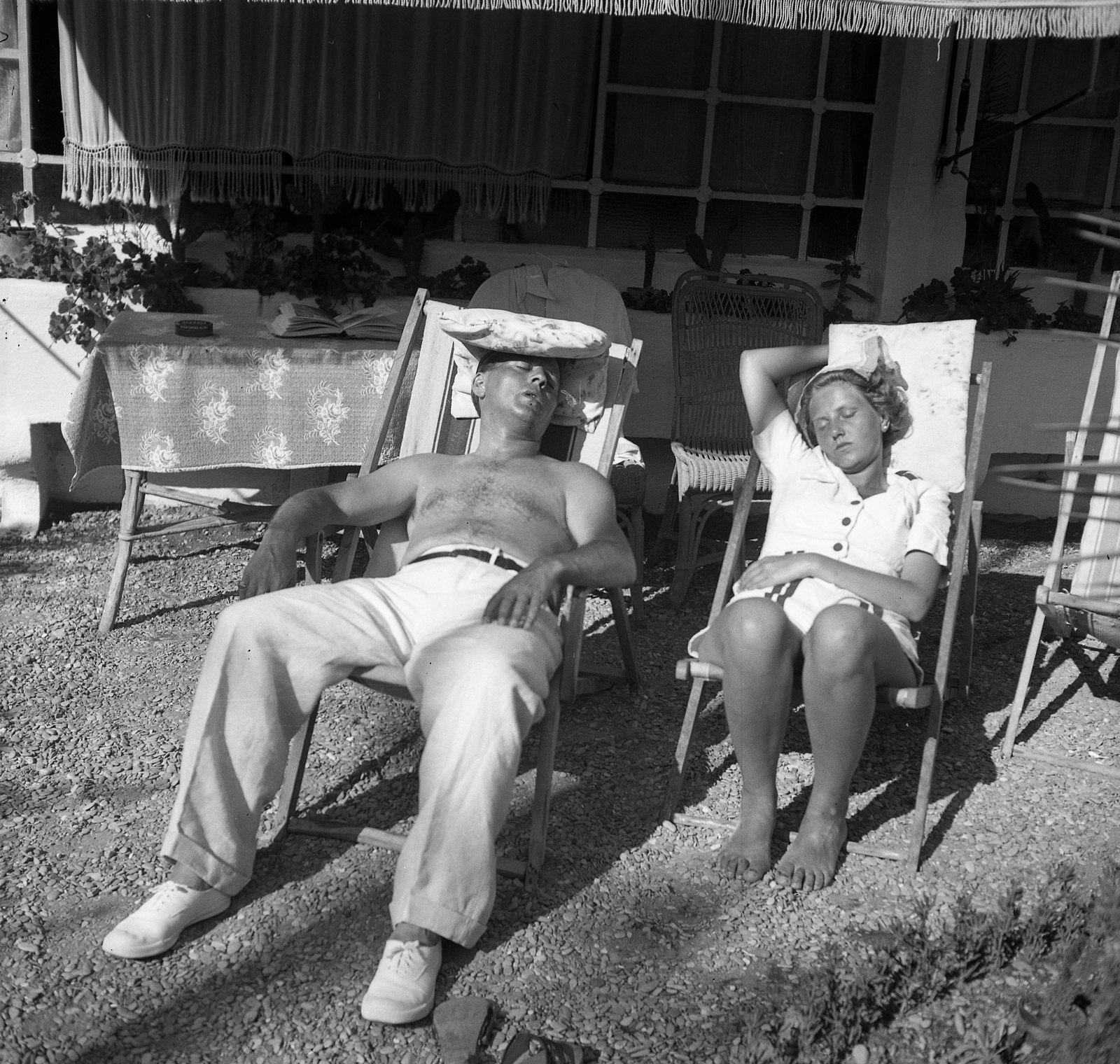1939, Magyar Bálint, yard, sunbathe, man, deck chair, double portrait, lady, Fortepan #55556