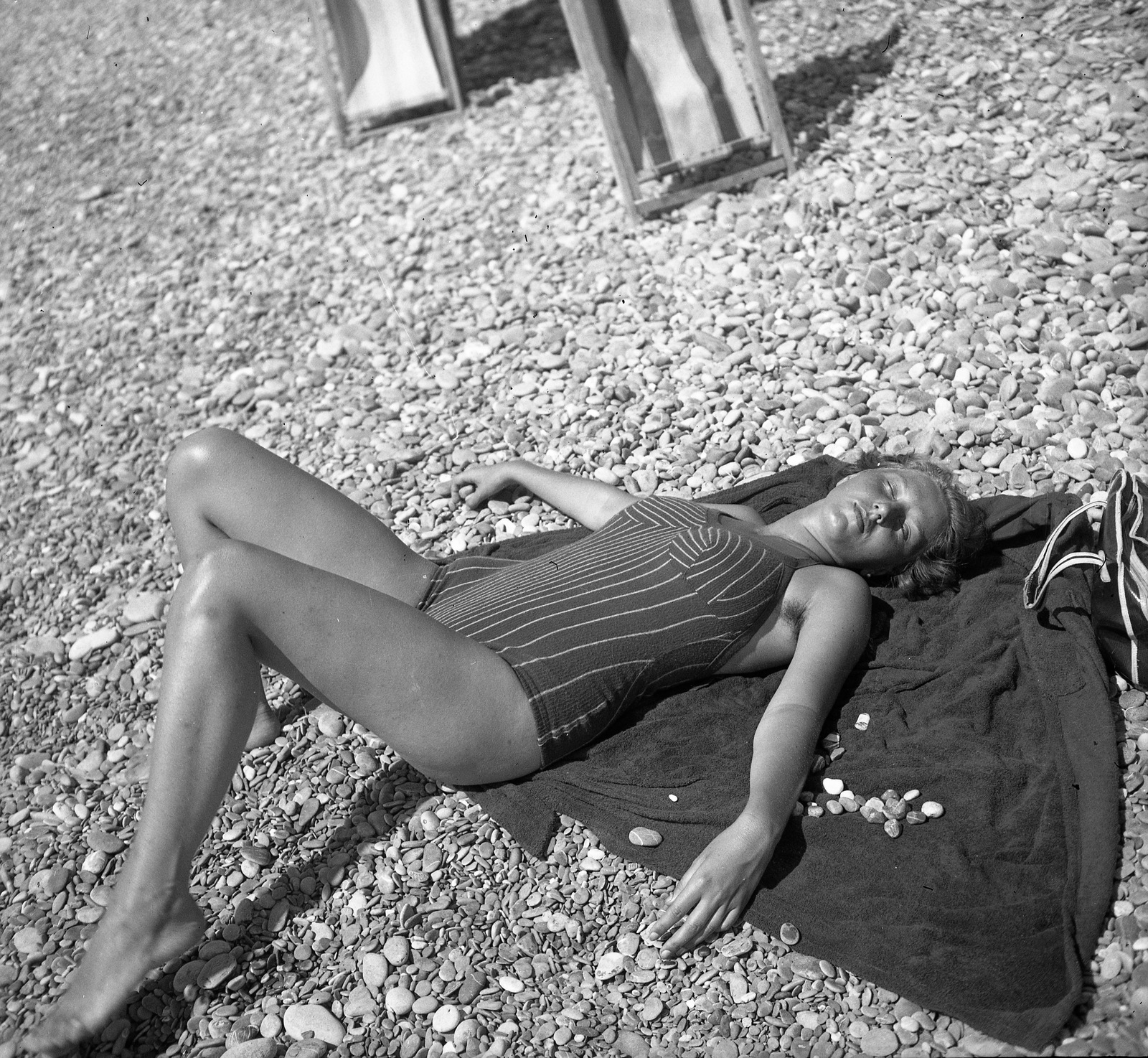 Italy, Bordighera, tengerpart., 1939, Magyar Bálint, portrait, beach, bathing suit, sunbathe, deck chair, lady, hairy armpit, striped dress, Fortepan #55558